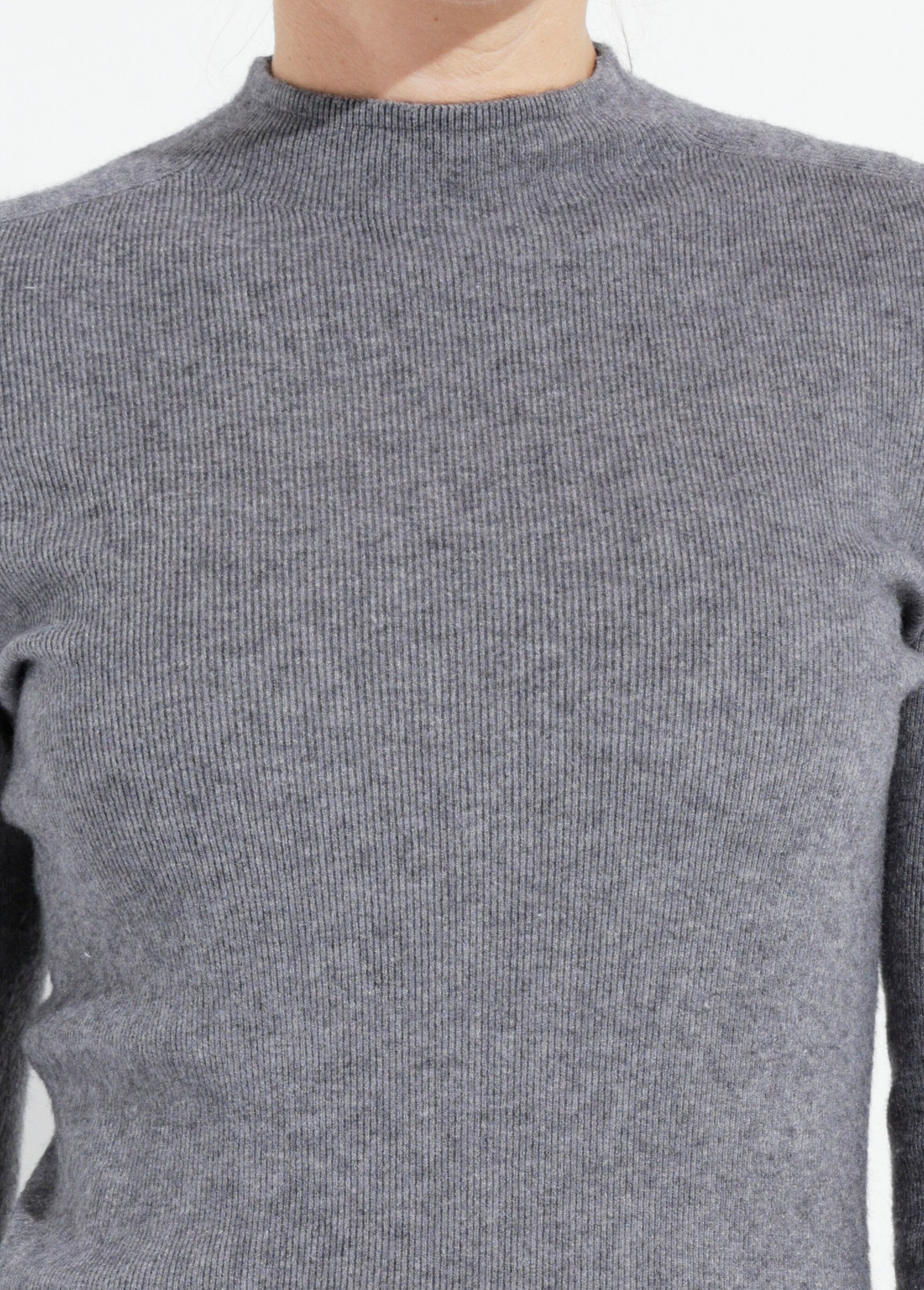 Maglia_aderente_con_scollo_a_rotelle_Gris_DE1_slim