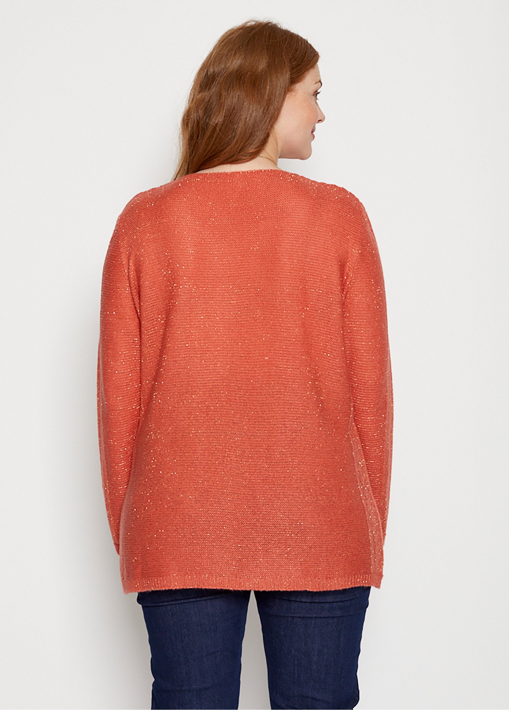 Maglia_con_scollo_a_V_arrotondato_e_dettagli_traforati_Tomette_DO1_curvy