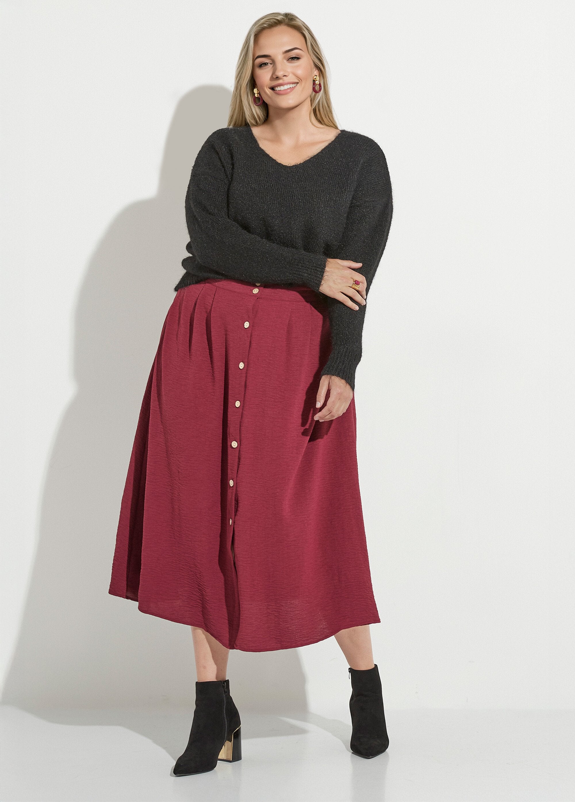 Maglione_sottile_e_caldo_con_scollo_a_V_in_lana_Noir_SF1_curvy