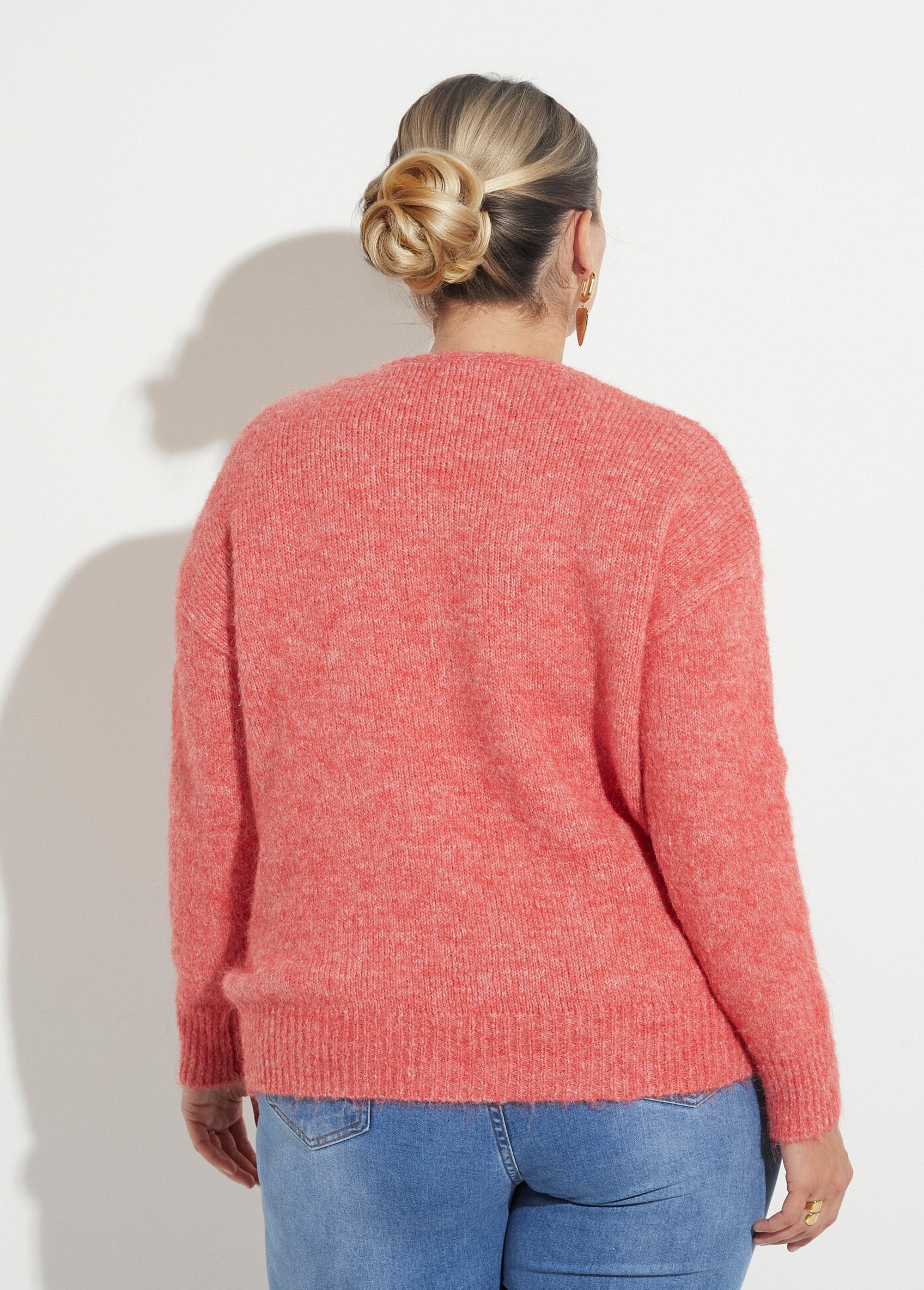 Maglione_sottile_e_caldo_con_scollo_a_V_in_lana_Corail_DO1_curvy