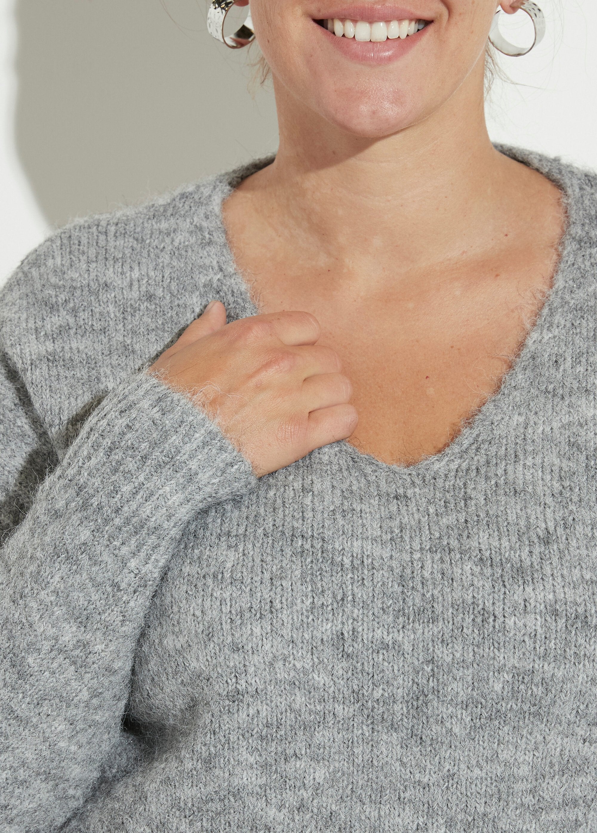 Maglione_sottile_e_caldo_con_scollo_a_V_in_lana_Gris_DE1_curvy