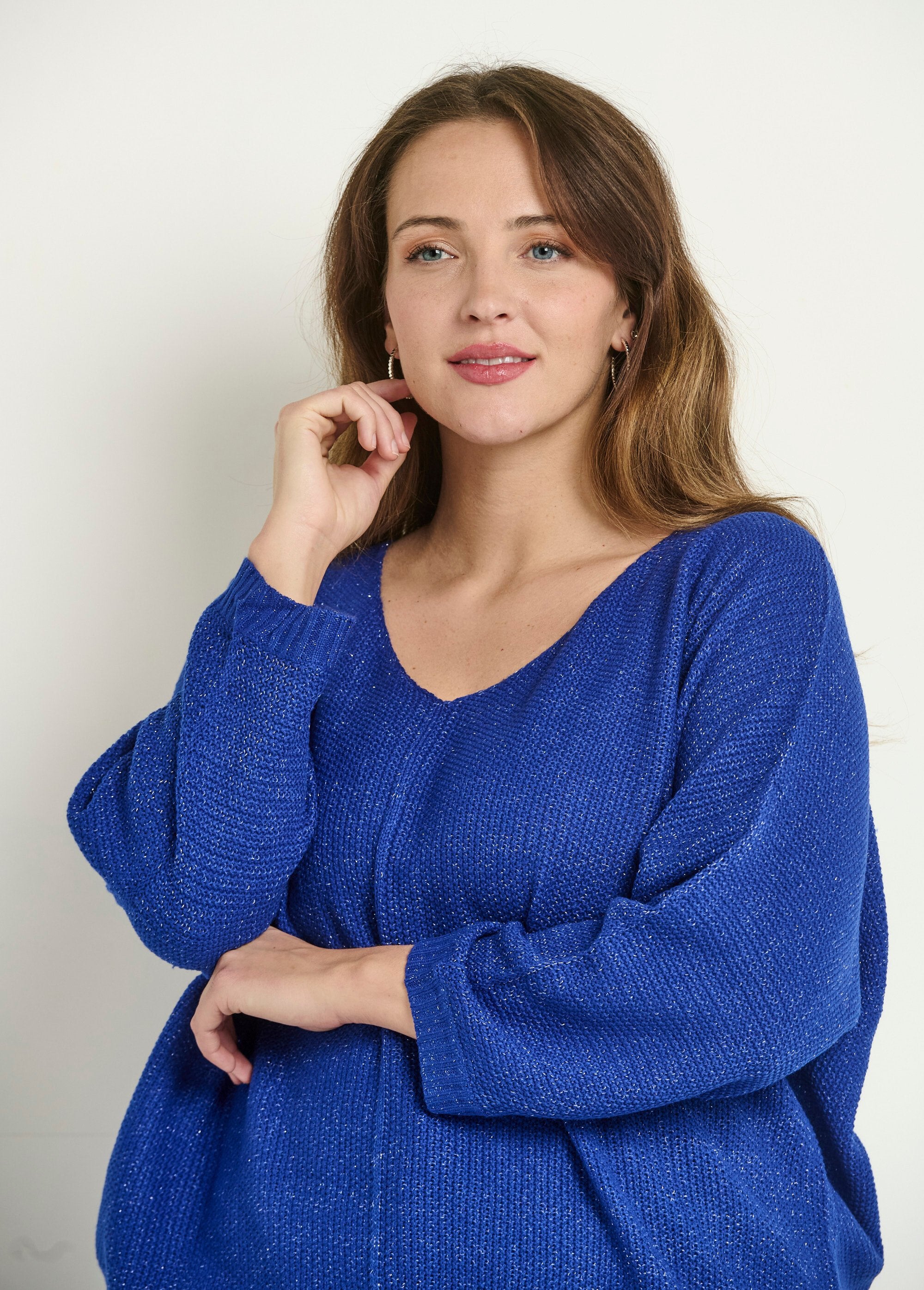 Maglione_con_scollo_a_V_in_maglia_metallizzata_Bleu_DE1_curvy
