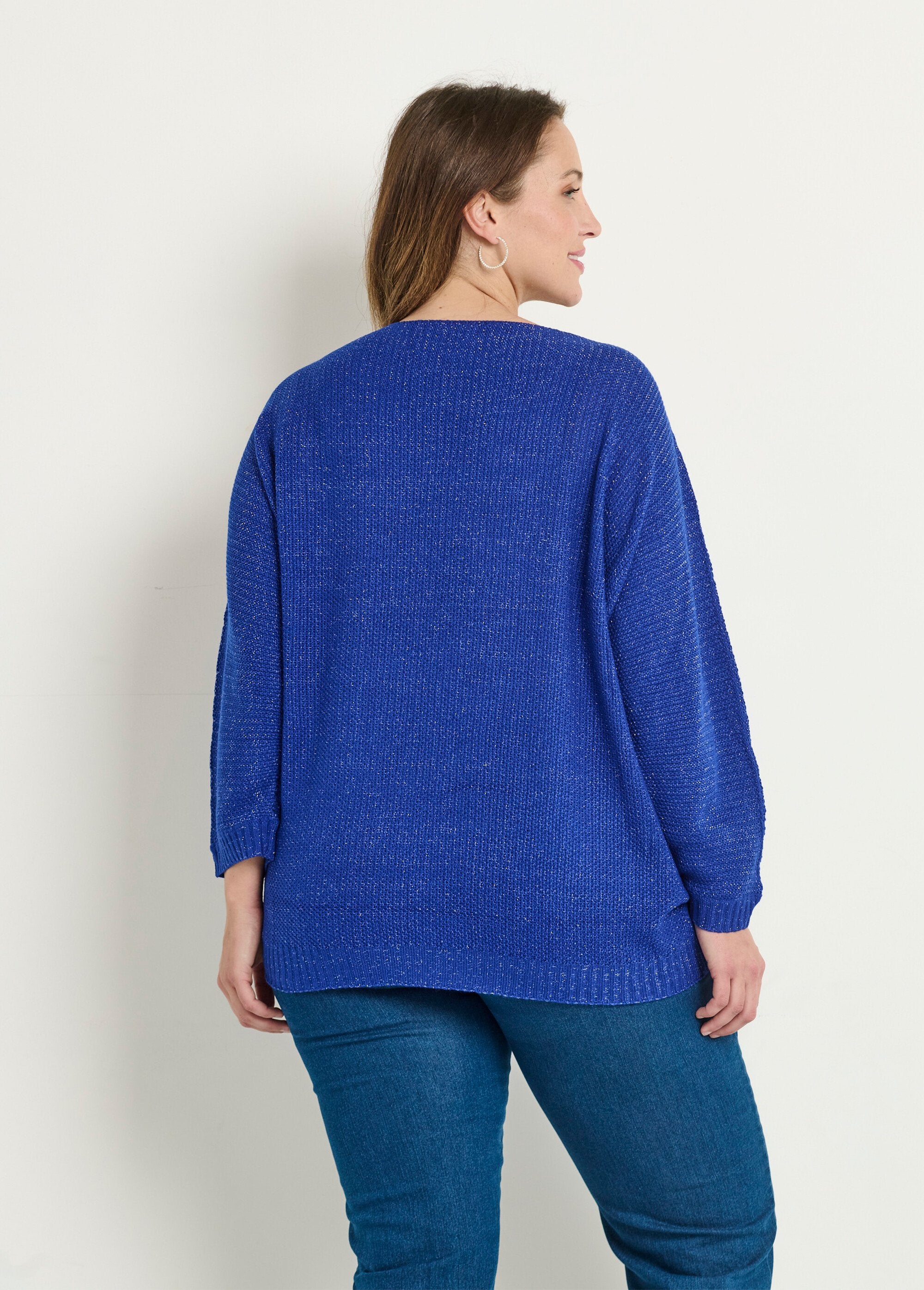 Maglione_con_scollo_a_V_in_maglia_metallizzata_Bleu_DO1_curvy