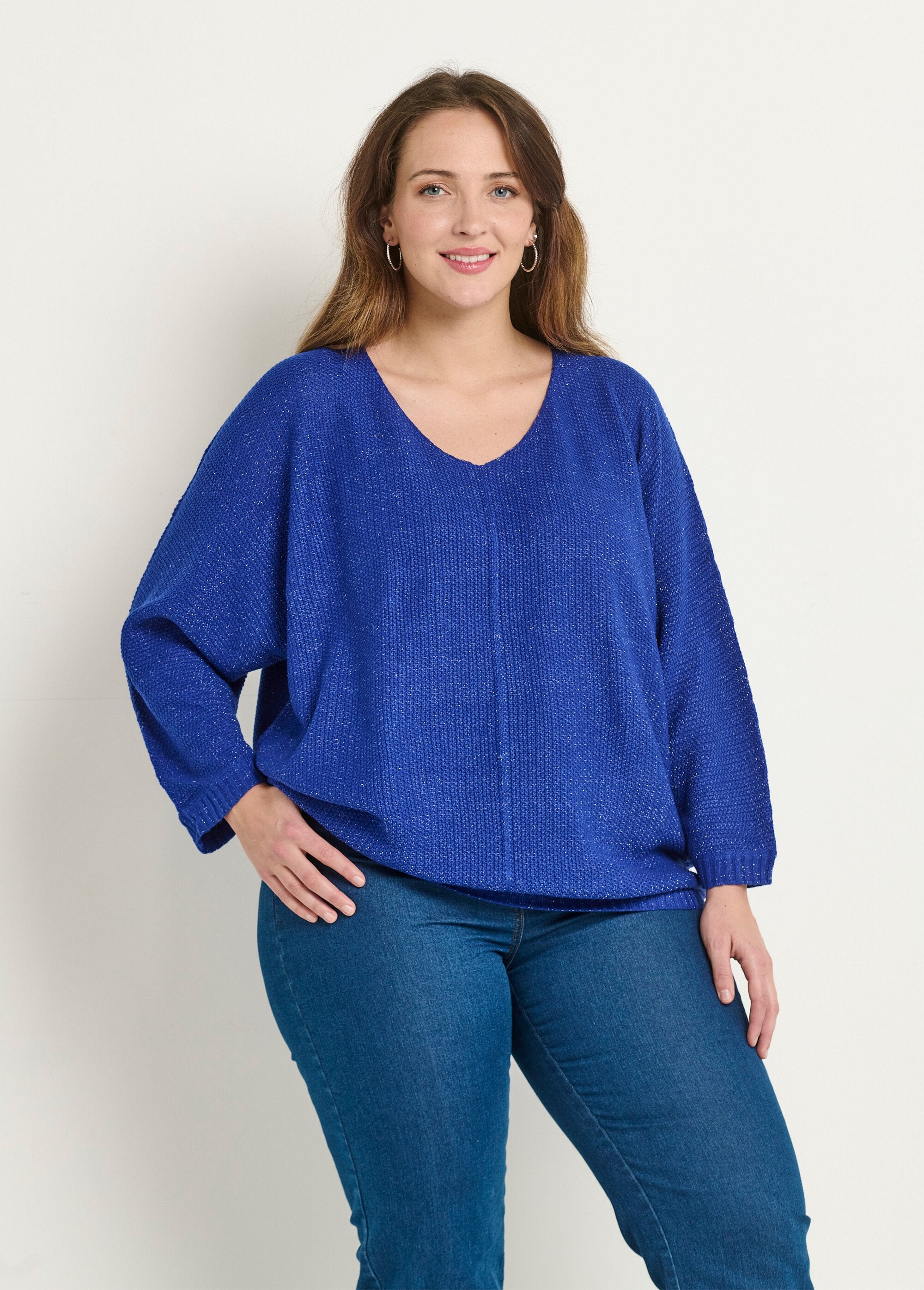 Maglione_con_scollo_a_V_in_maglia_metallizzata_Bleu_FA1_curvy