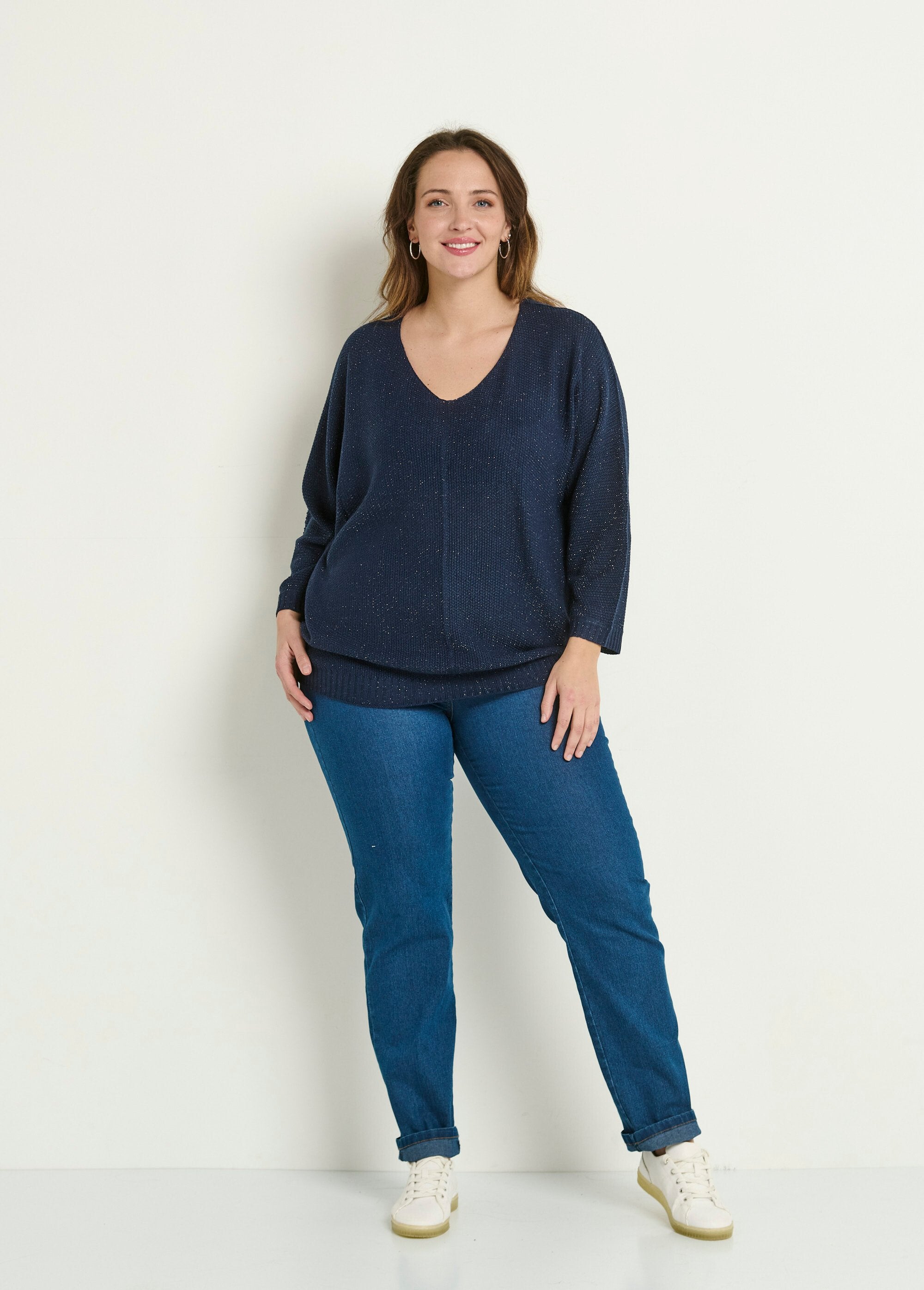 Maglione_con_scollo_a_V_in_maglia_metallizzata_Marine_SF1_curvy