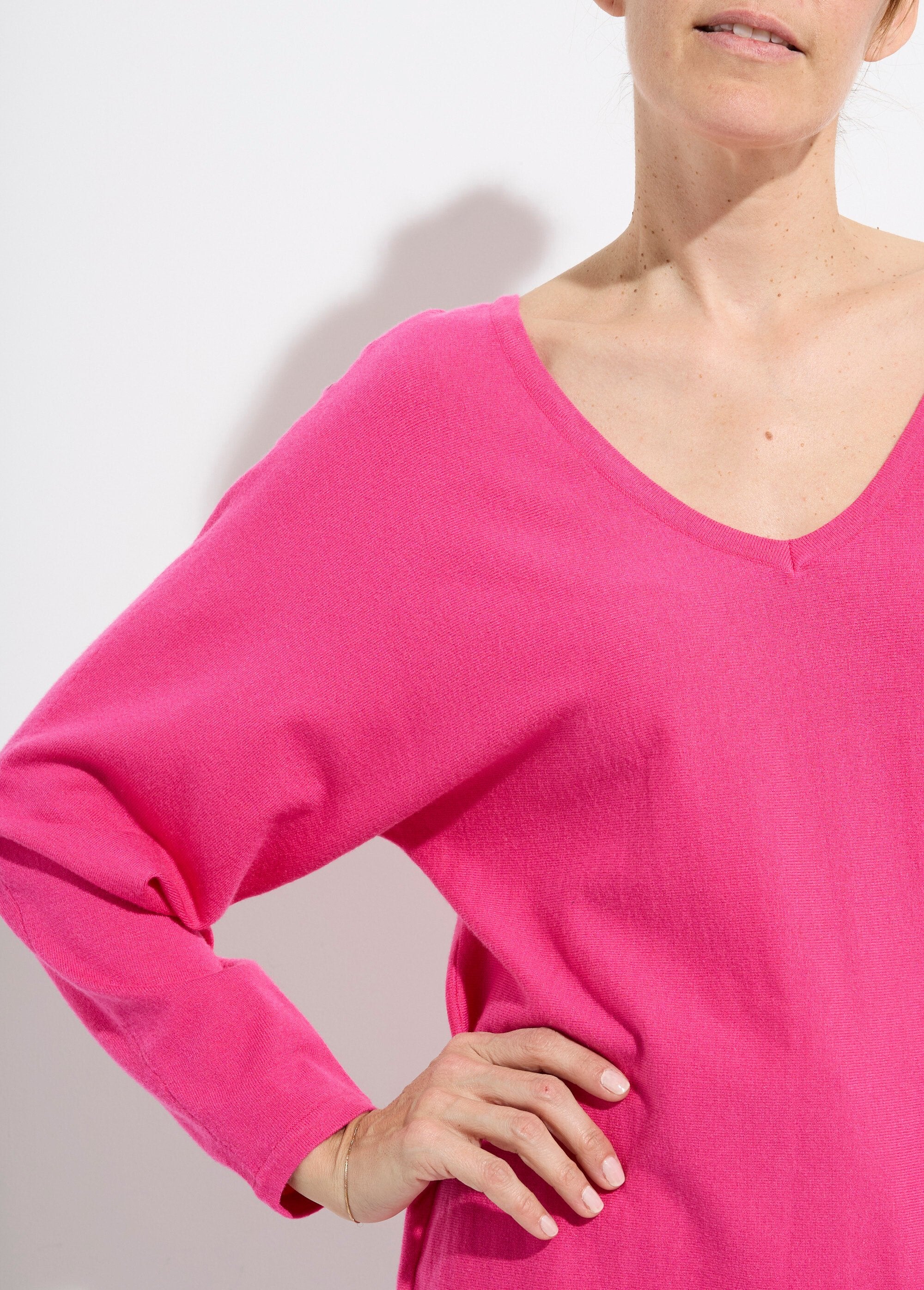Maglia_con_scollo_a_V,_maglia_fine,_eco-responsabile_Fuchsia_DE1_slim