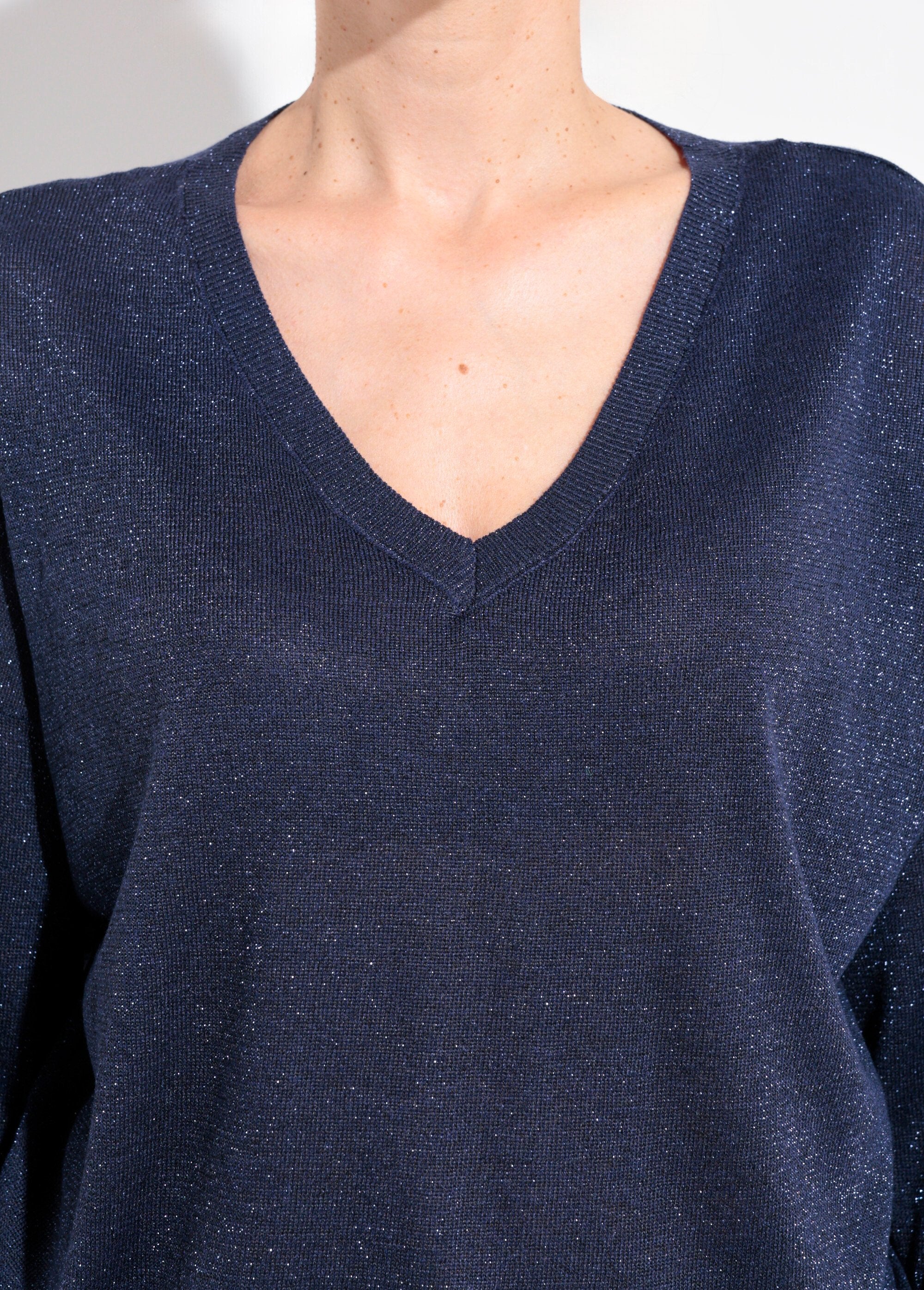 Maglione_con_scollo_a_V_in_maglia_finemente_metallizzata_Marine_DE1_slim