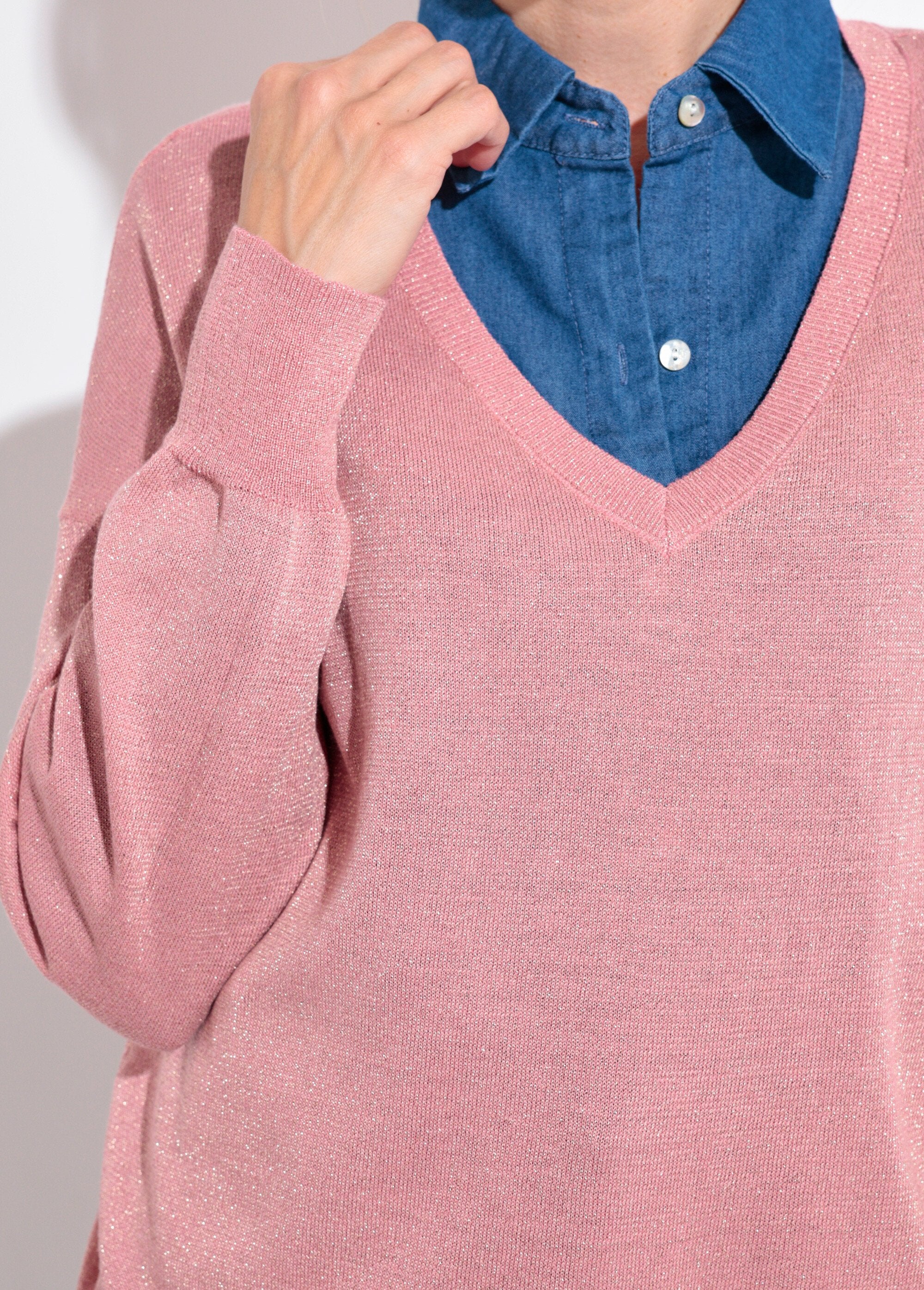 Maglione_con_scollo_a_V_in_maglia_finemente_metallizzata_Vieux_rose_DE1_slim