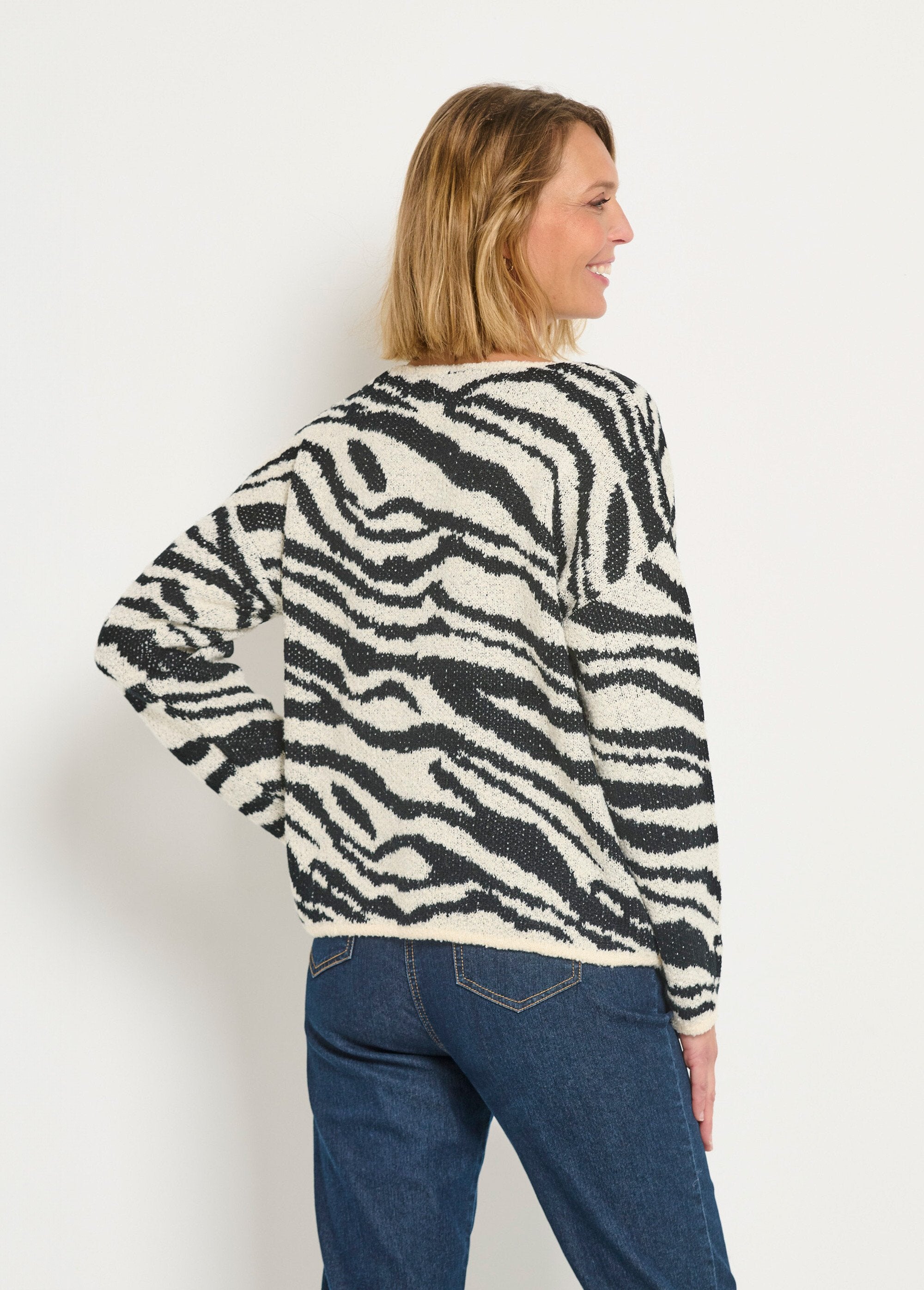 Maglia_con_scollo_a_V_in_maglia_zebrata_muschiata_Noir_et_blanc_DO1_slim