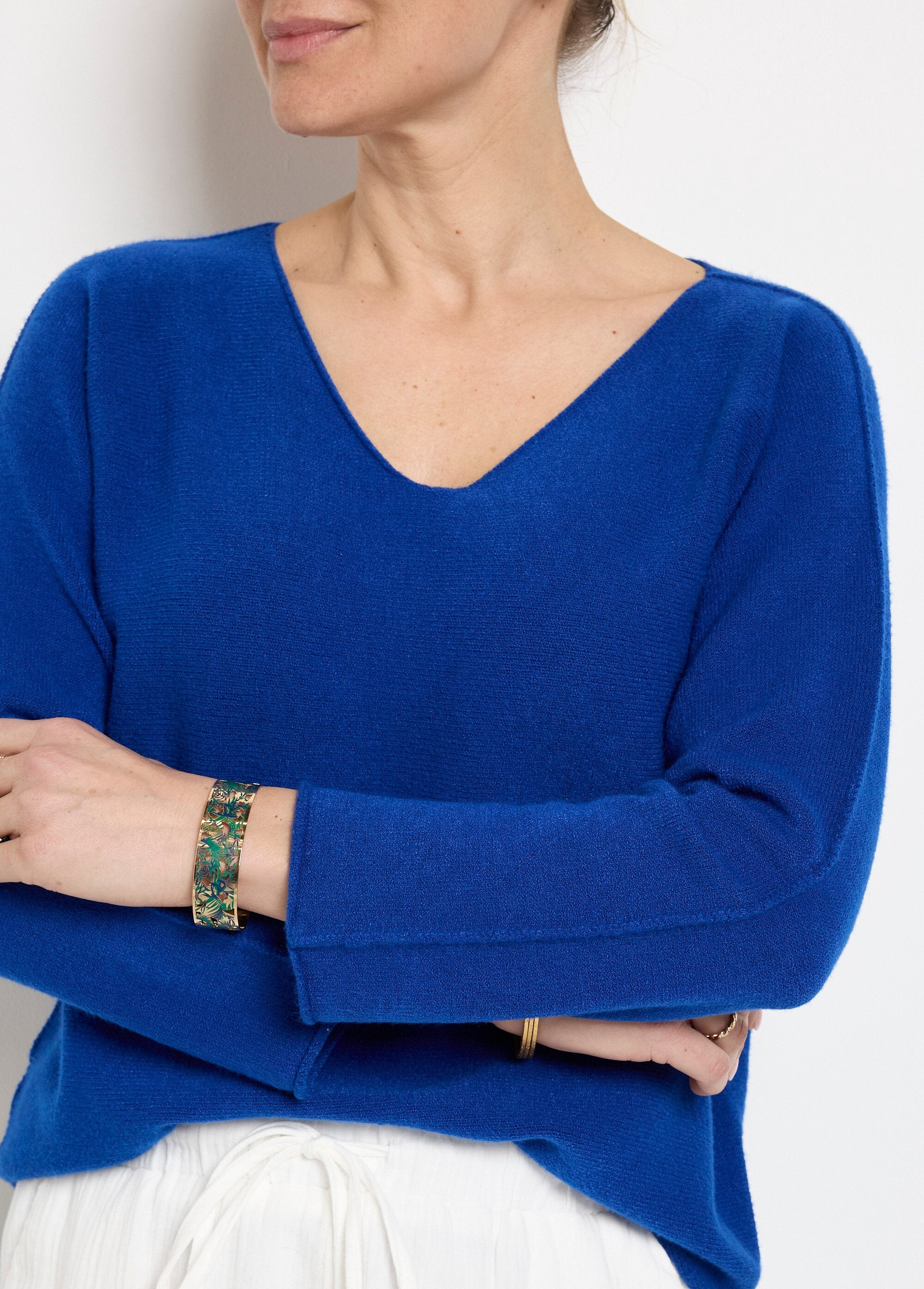 Maglia_senza_cuciture_con_maniche_lunghe_e_scollo_a_V_Bleu_royal_DE1_slim