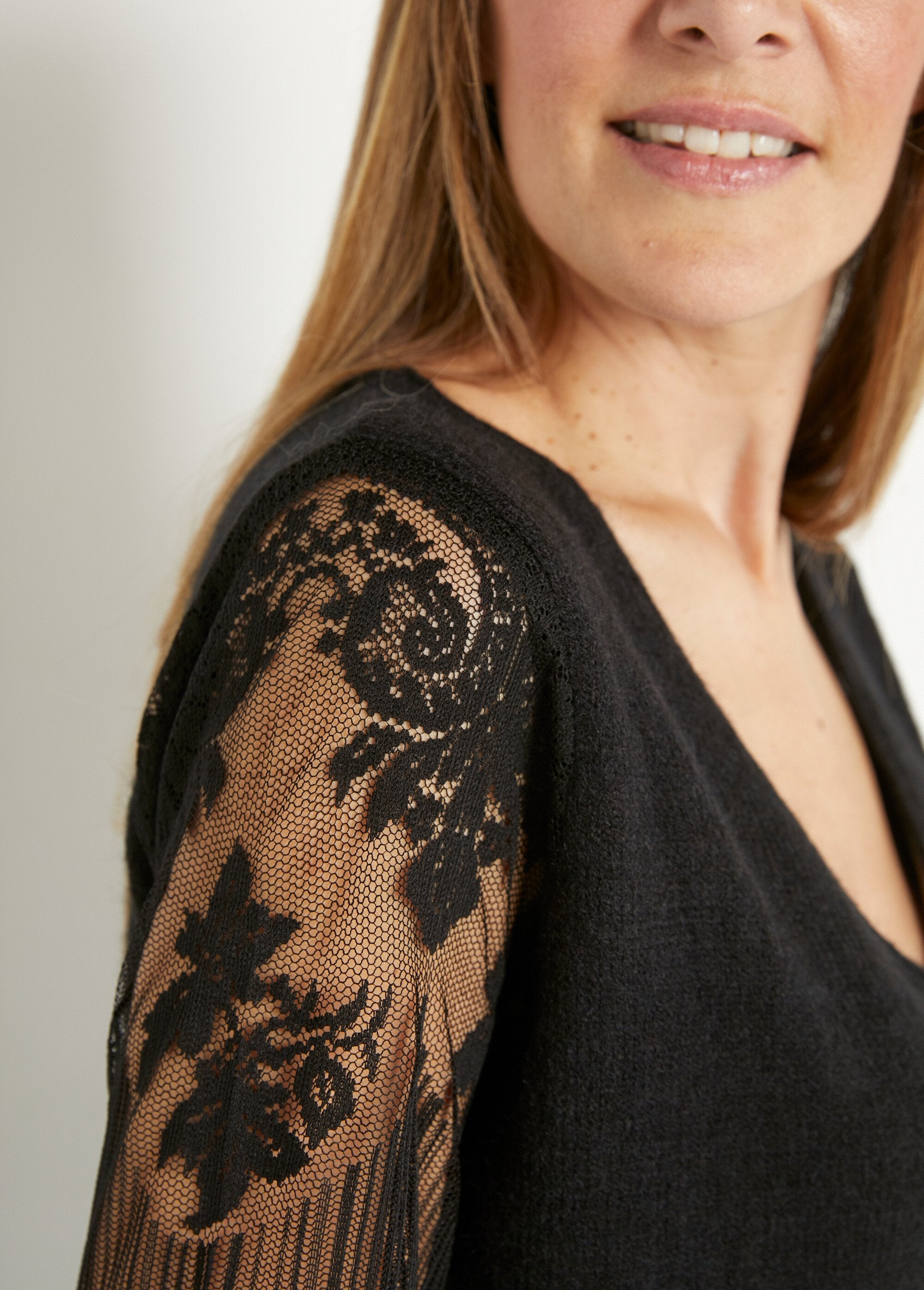 Maglia_con_scollo_a_V_e_maniche_in_pizzo_e_rete_Noir_DE2_slim