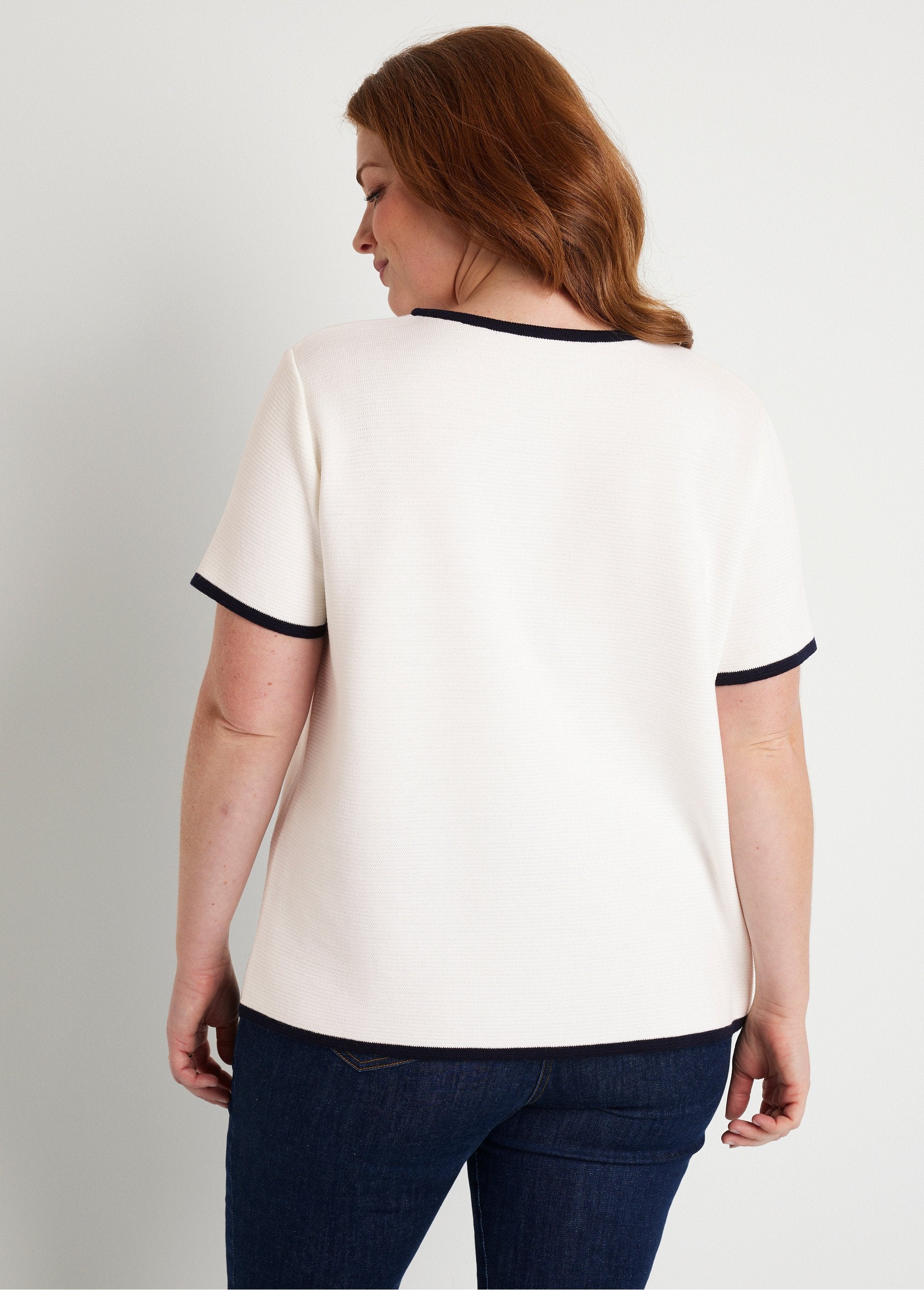 Maglia_a_maniche_corte_bicolore_Bianco_e_blu_scuro_DO1_curvy