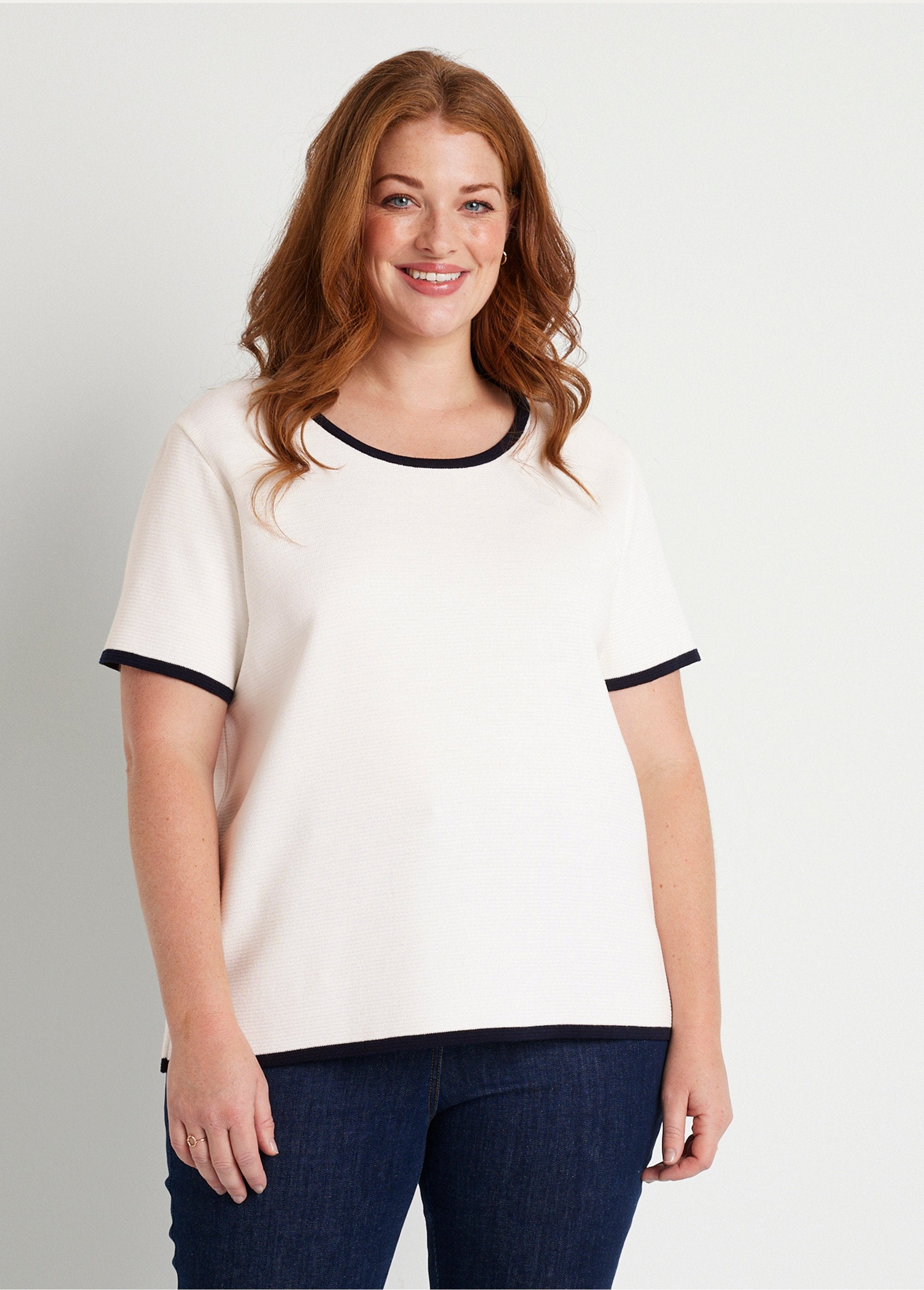 Maglia_a_maniche_corte_bicolore_Bianco_e_blu_scuro_FA1_curvy