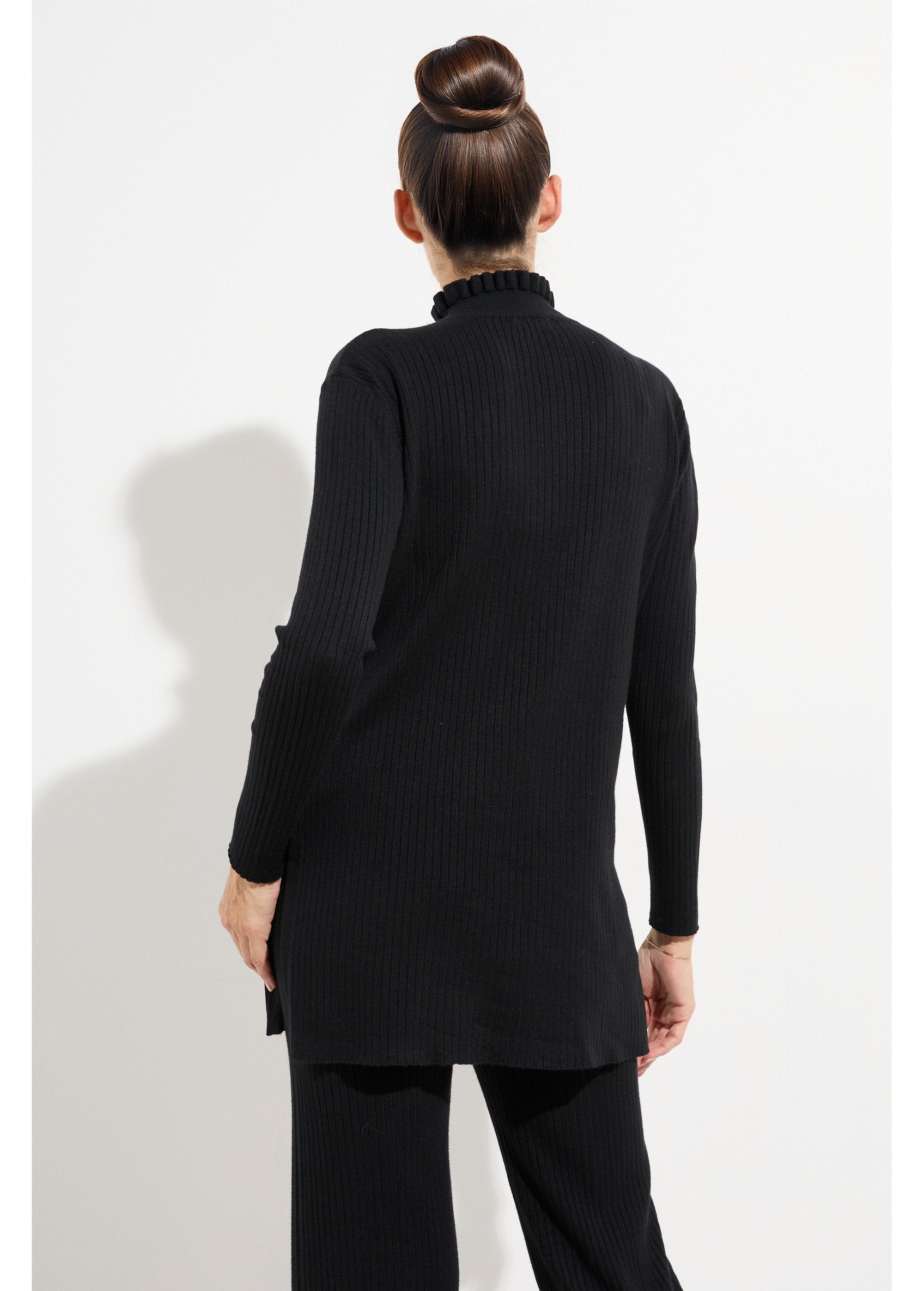 Maglione_in_maglia_a_maglia_grossa,_collo_alto_Noir_DO1_slim