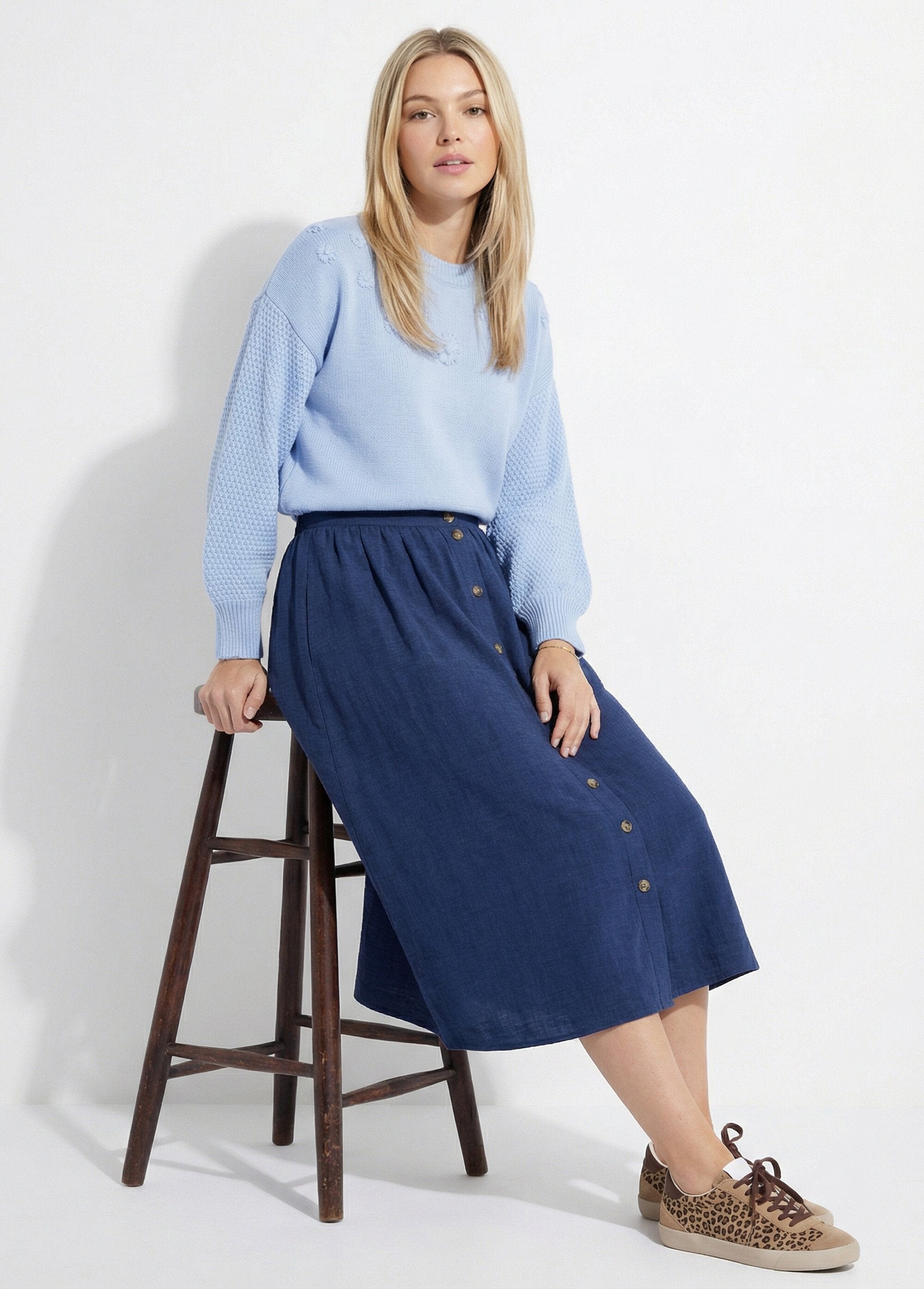 Maglia_morbida_con_scollo_rotondo_e_fiori_ricamati_Bleu_SF1_slim