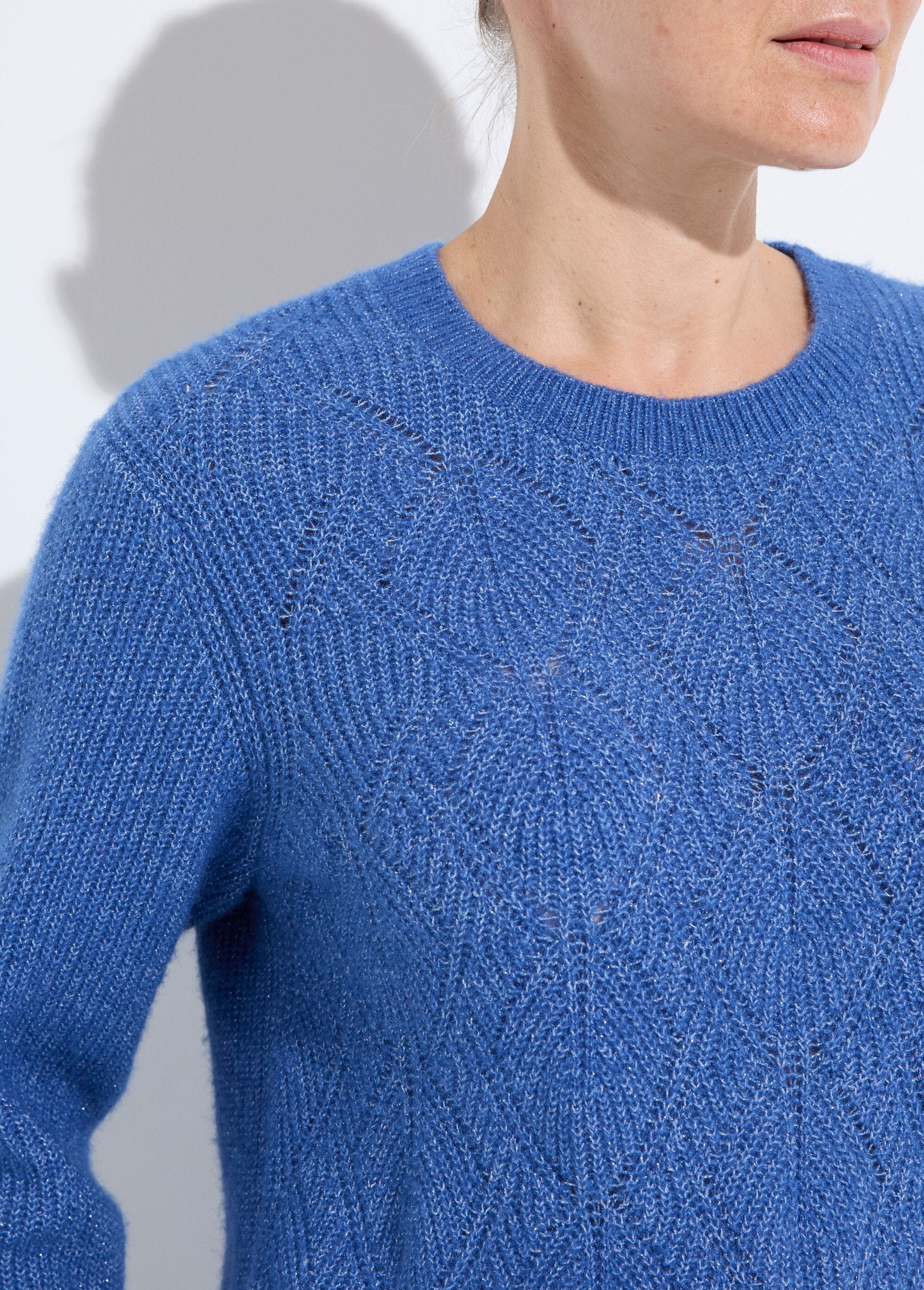 Morbido_maglione_traforato_in_fibre_riciclate_e_lana_Bleu_DE1_slim