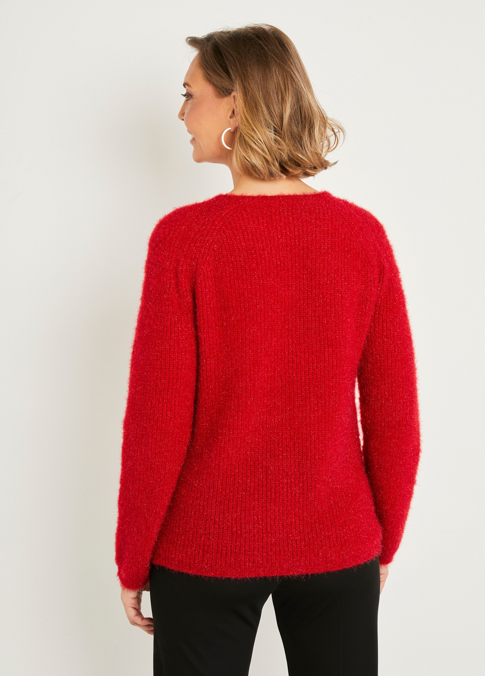 Maglia_in_morbida_pelliccia_con_collo_rotondo_traforato_di_perline_Rouge_DO1_slim