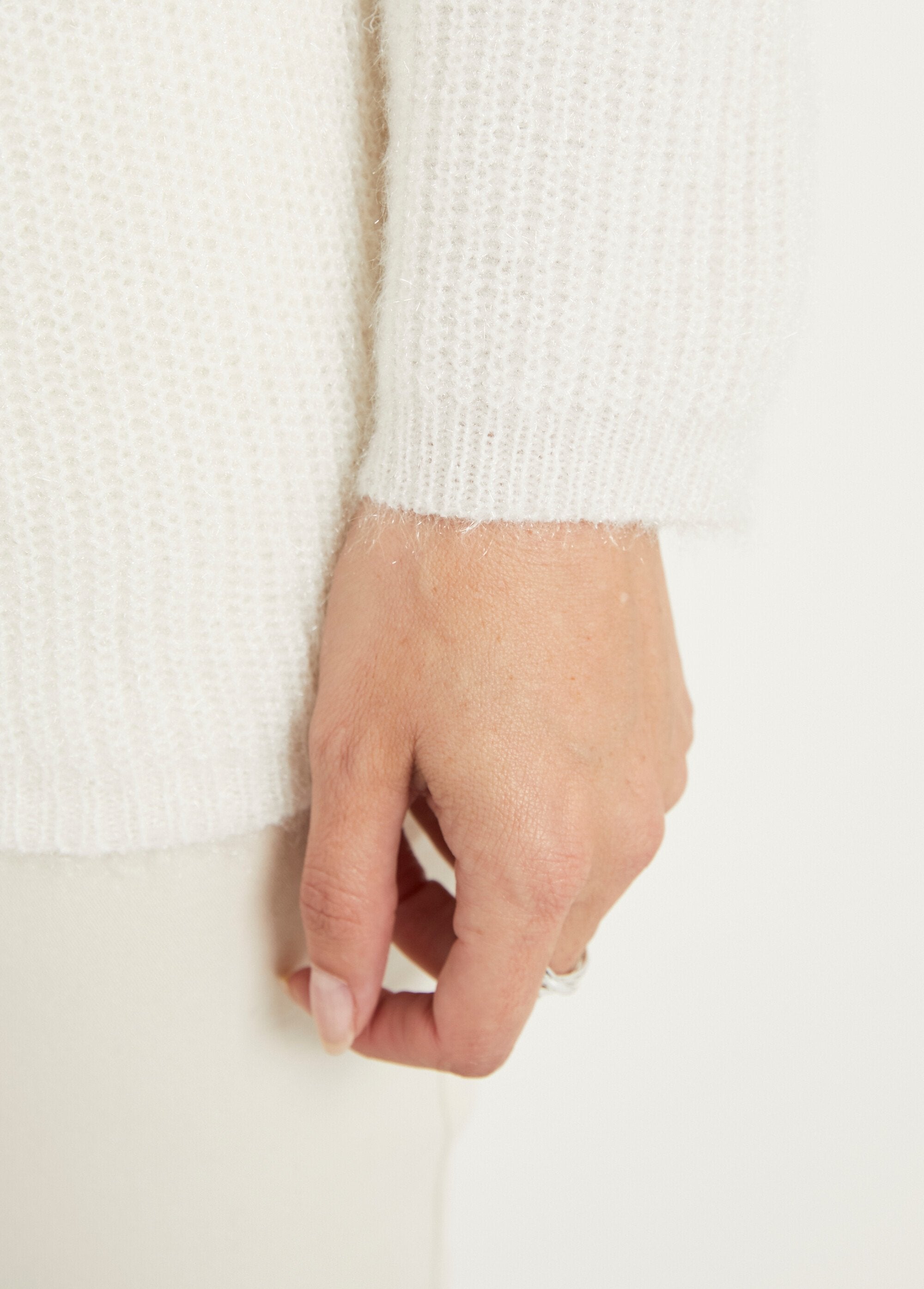 Maglia_in_morbida_pelliccia_con_collo_rotondo_traforato_di_perline_Ecru_DE3_slim