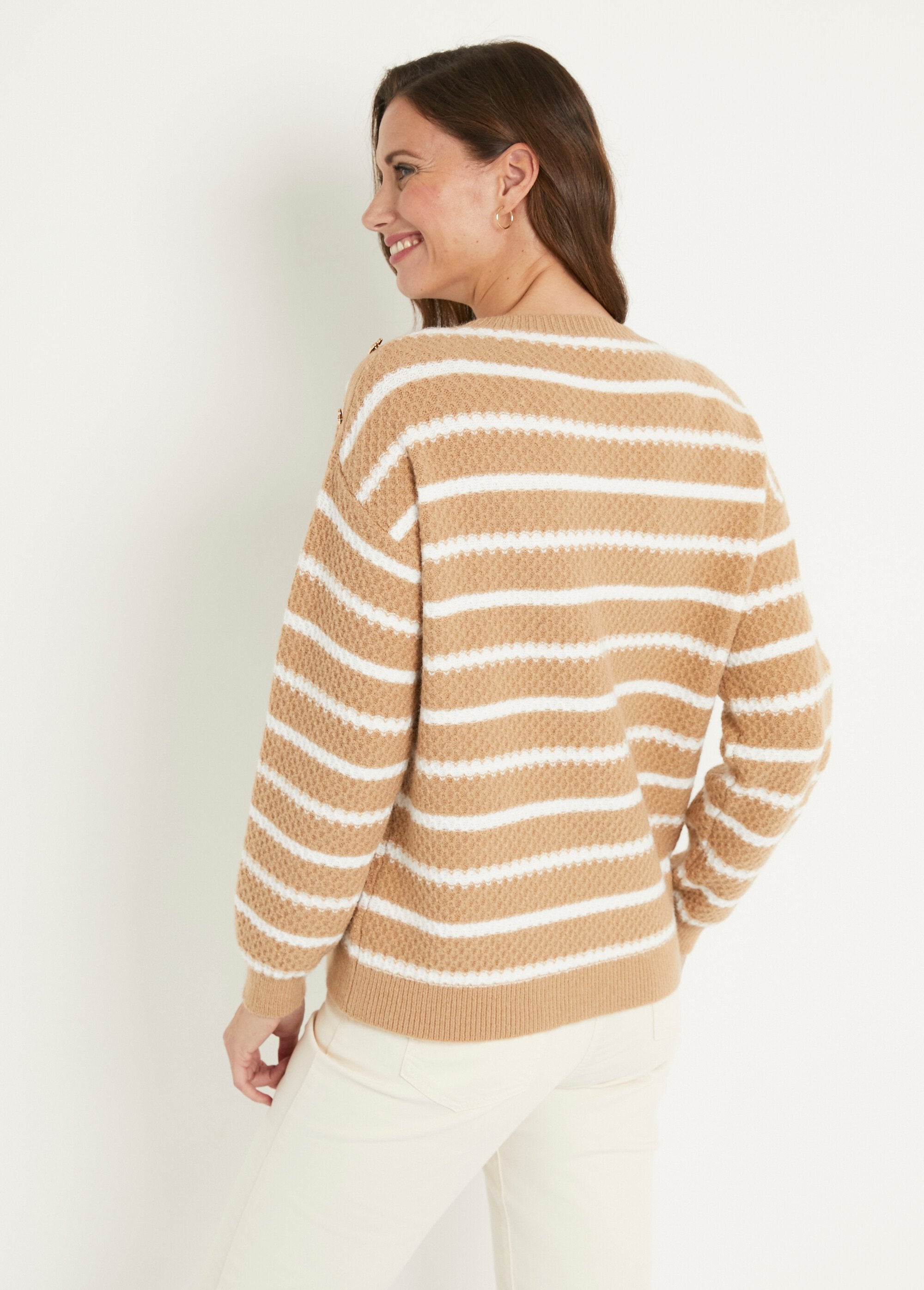 Morbido_maglione_a_righe_con_scollo_rotondo_in_maglia_fantasia_Camel_et_ecru_DO1_slim