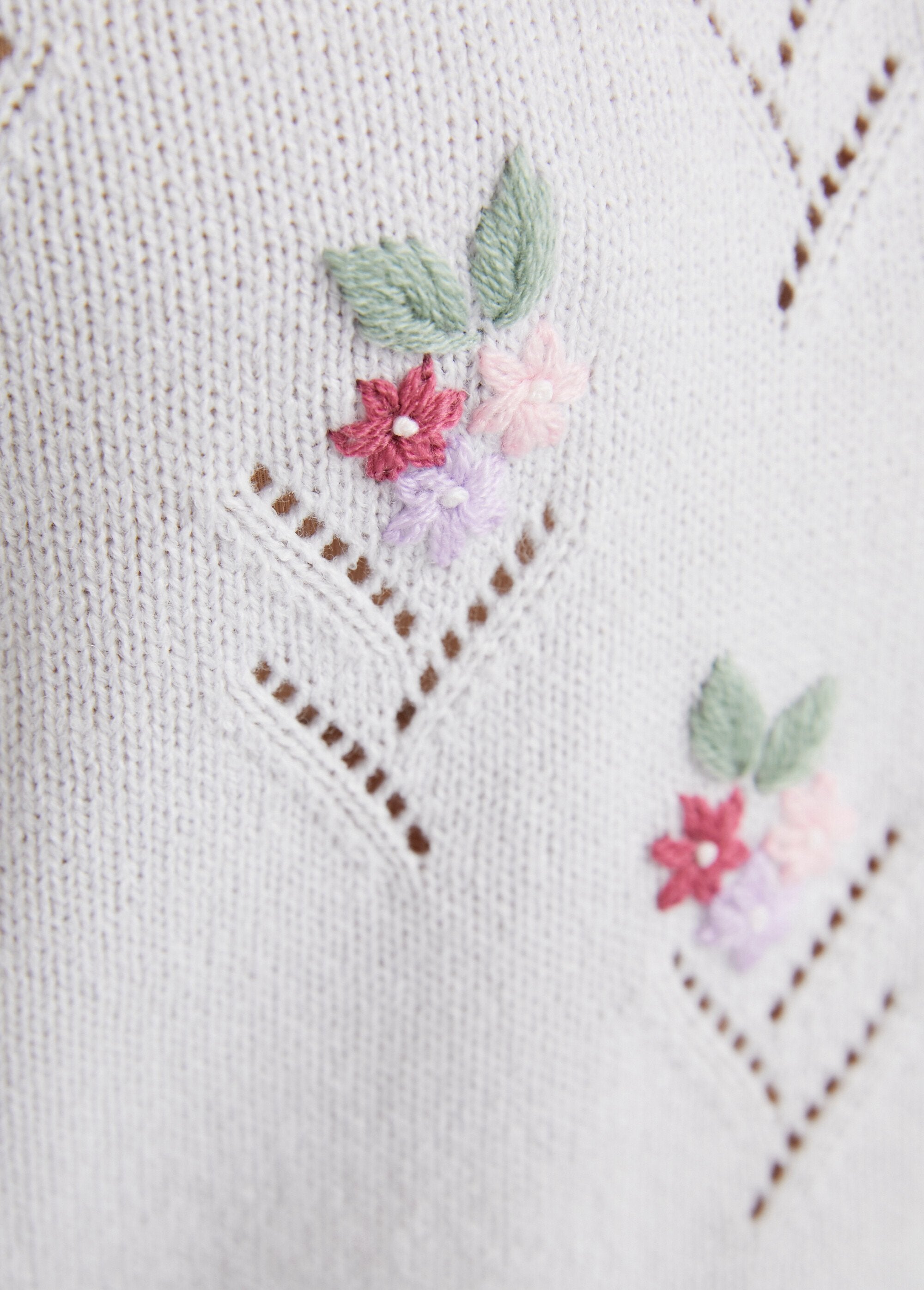 Morbido_maglione_a_tinta_unita_ricamato_con_scollo_rotondo_Soldi_DE3_slim