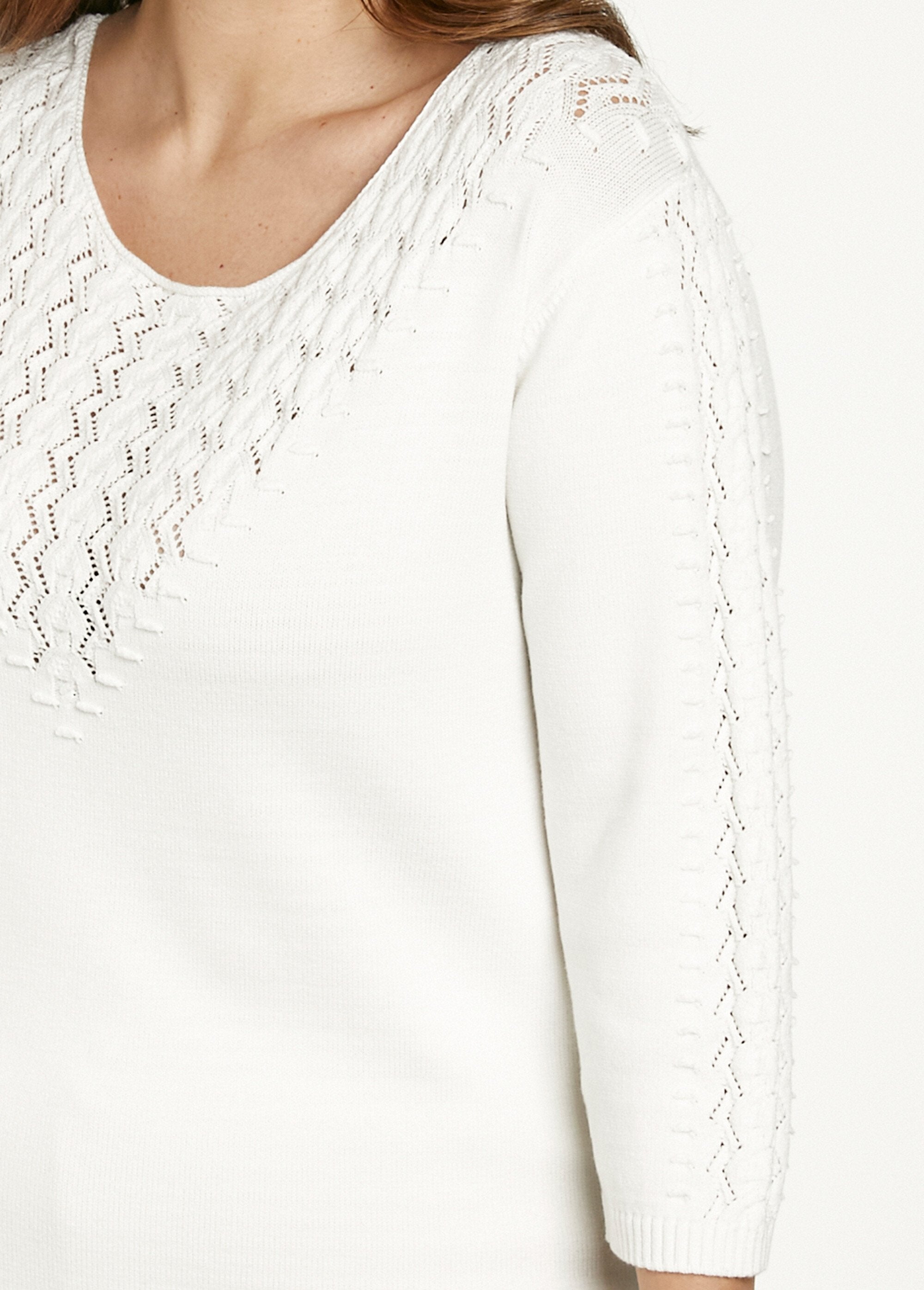 Morbido_maglione_tinta_unita_con_scollo_rotondo_in_maglia_fantasia_Ecru_DE1_curvy