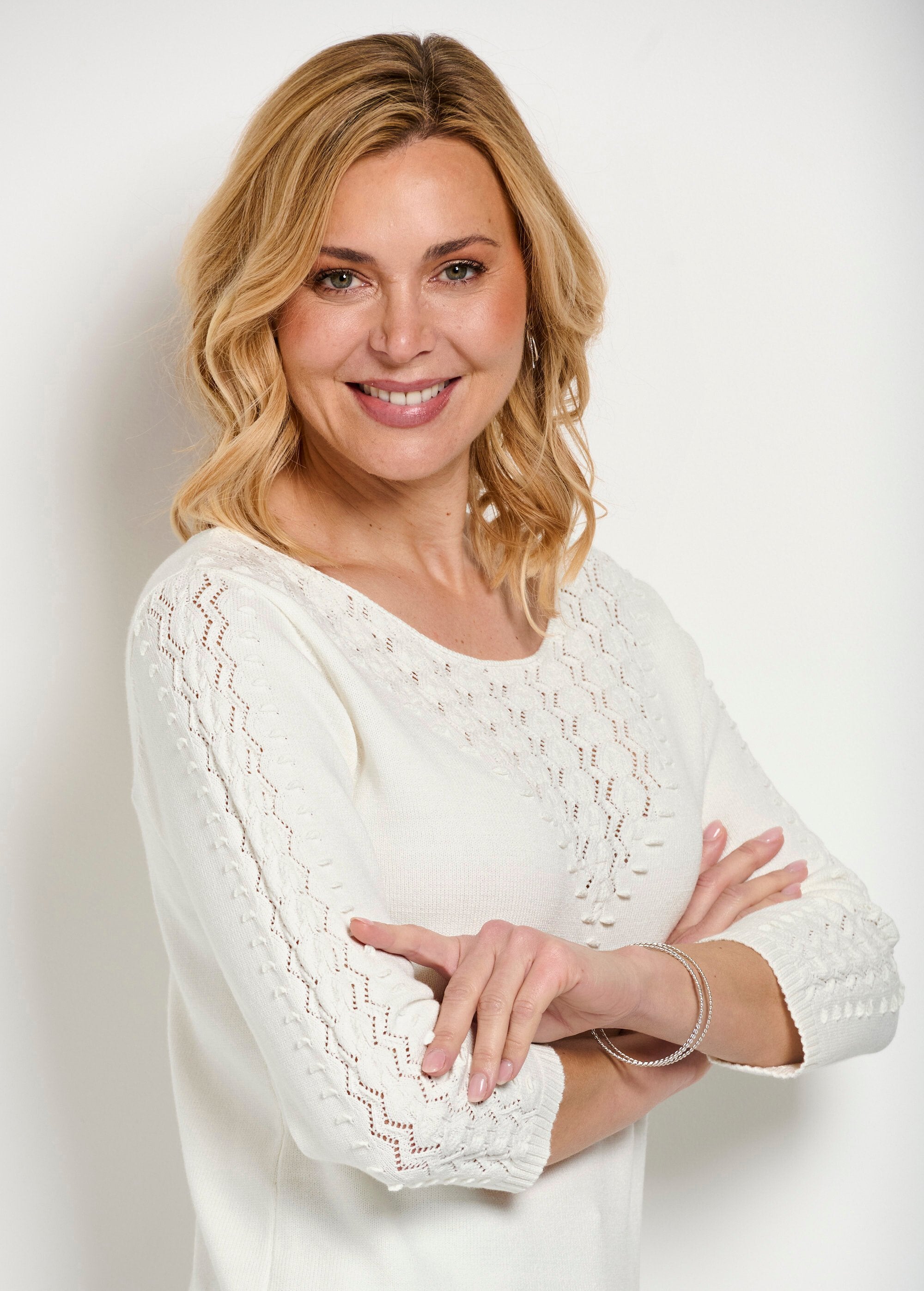 Morbido_maglione_tinta_unita_con_scollo_rotondo_in_maglia_fantasia_Ecru_DE1_slim