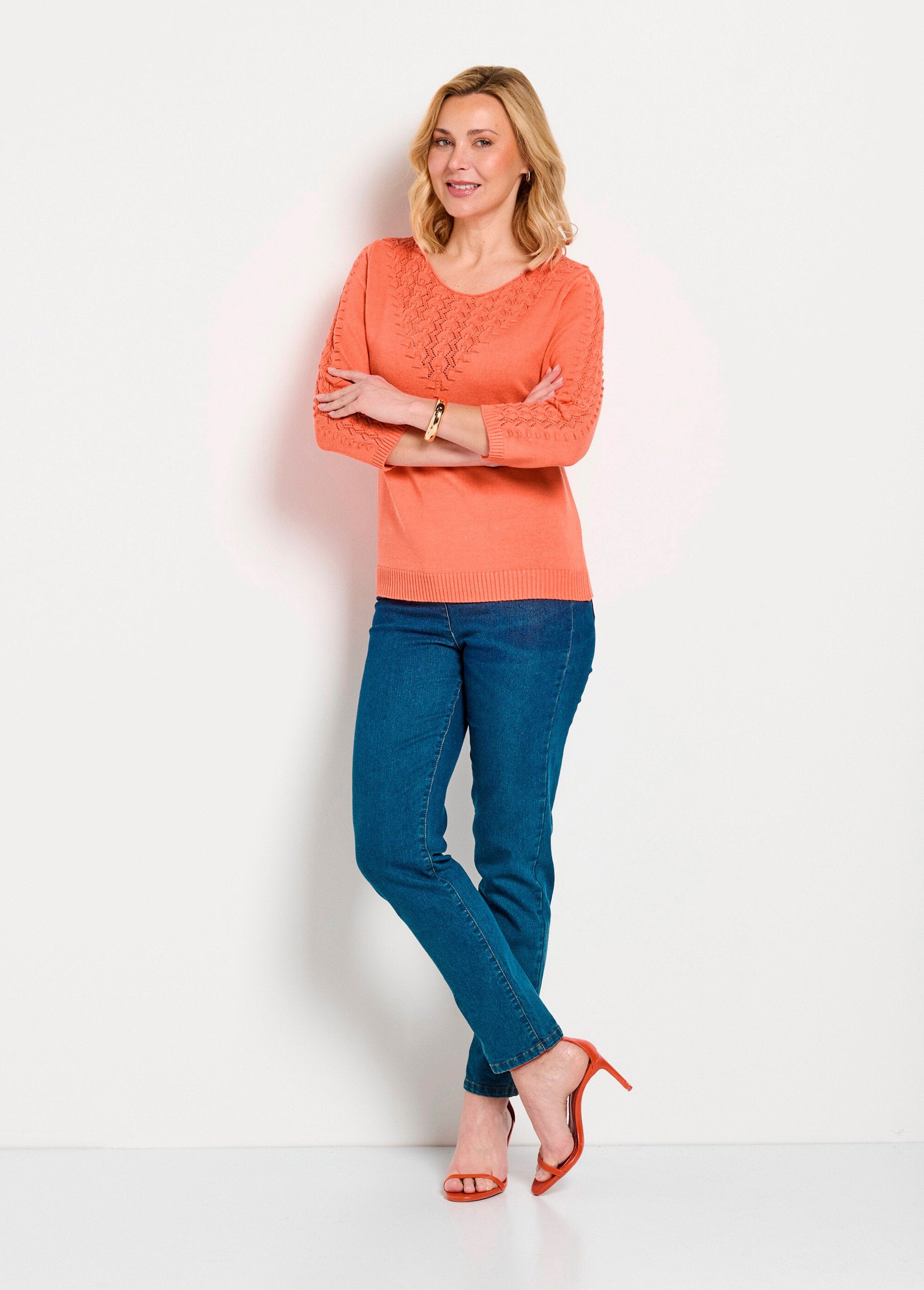 Morbido_maglione_tinta_unita_con_scollo_rotondo_in_maglia_fantasia_Capucine_SF1_slim