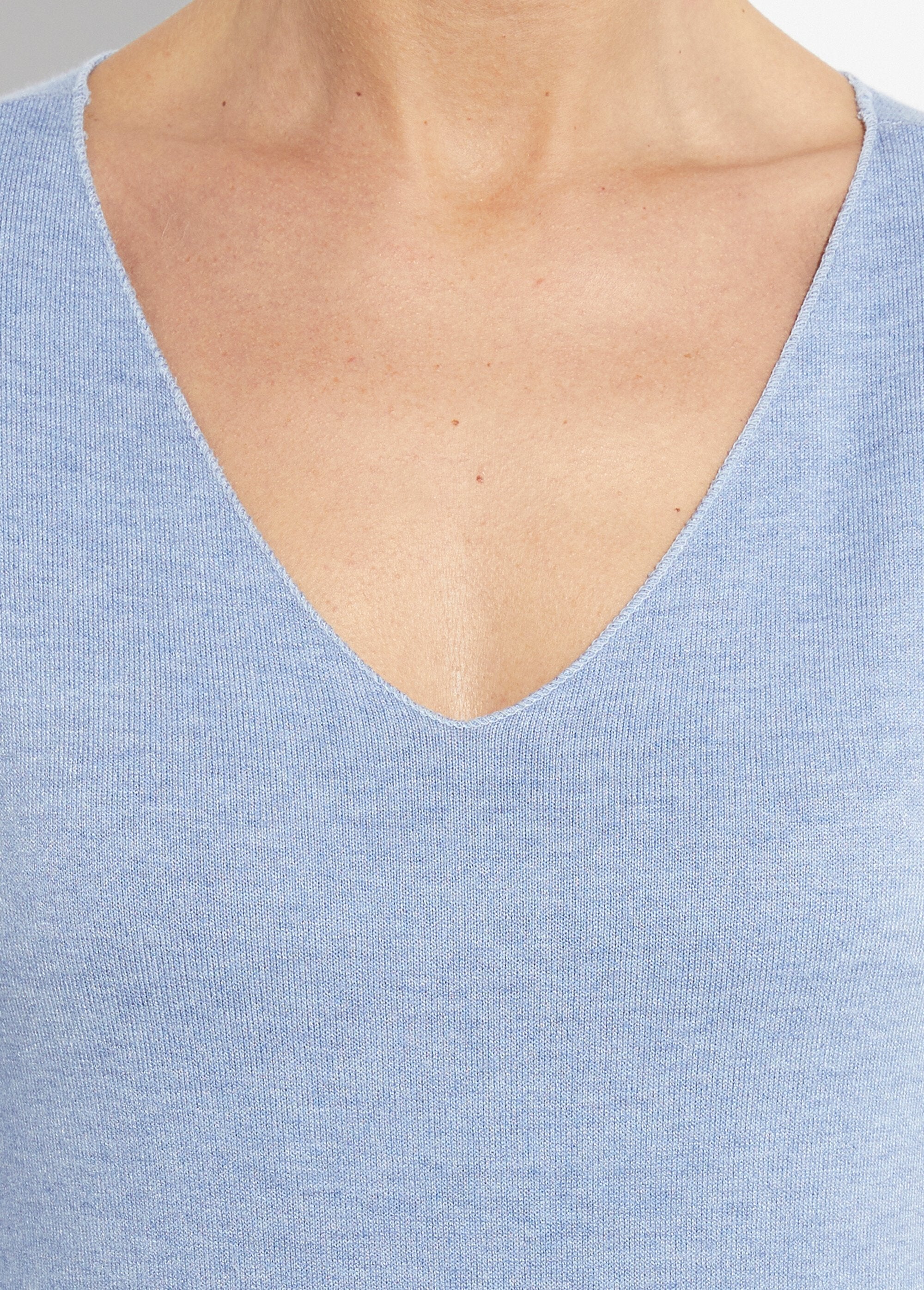 Maglione_sottile_in_angora_e_lana,_scollo_a_V_Bleu_jean_DE2_slim