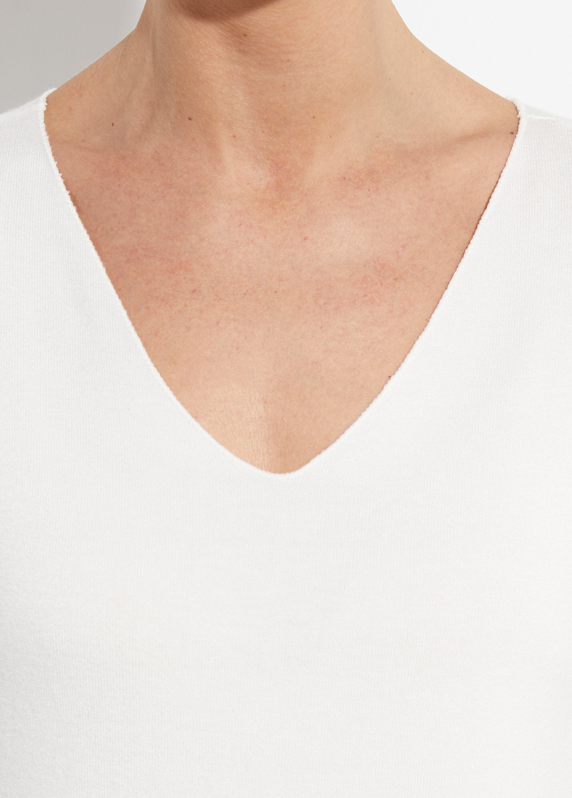 Maglione_sottile_in_angora_e_lana,_scollo_a_V_Ecru_DE2_slim