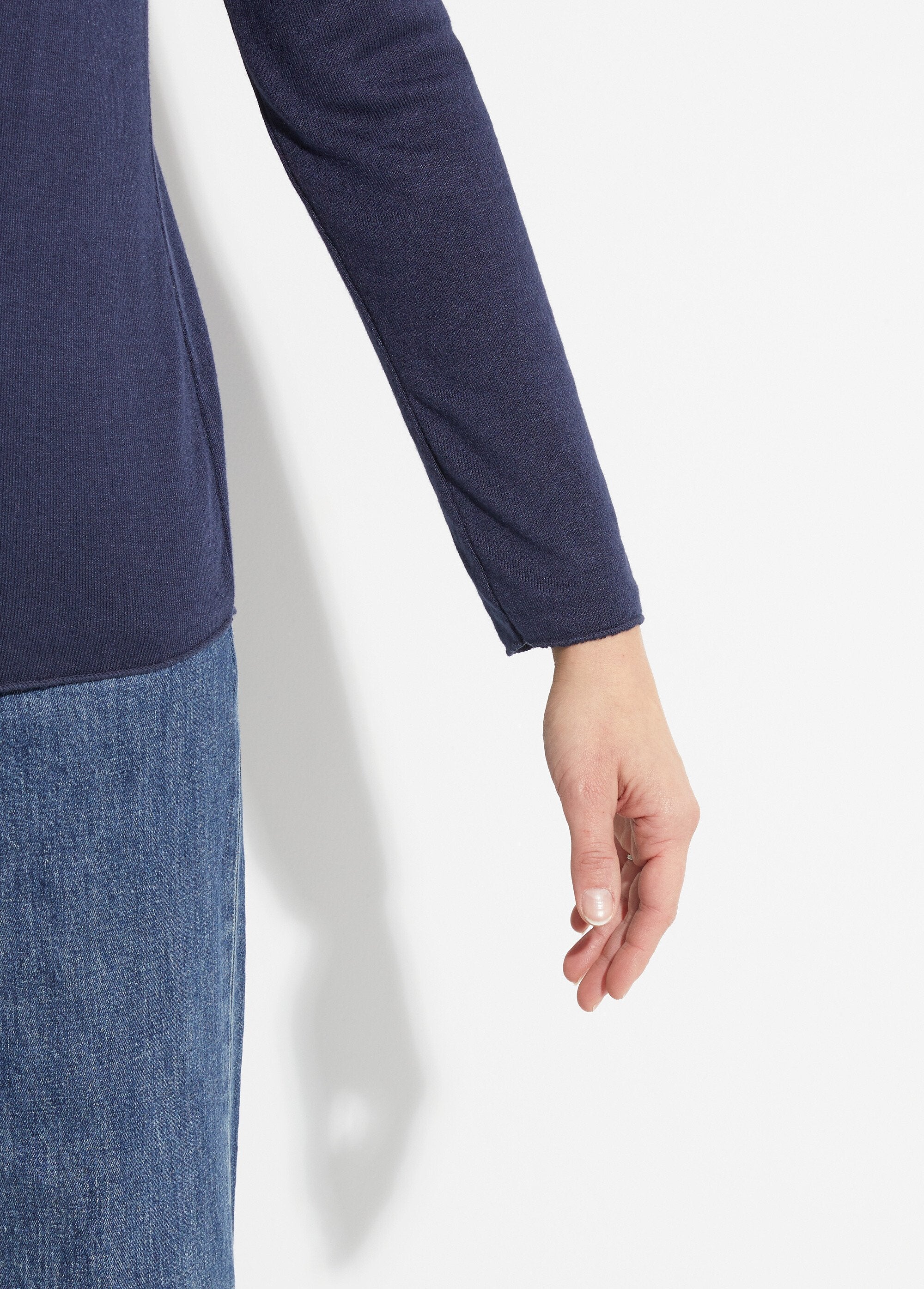 Maglione_sottile_in_angora_e_lana,_scollo_a_V_Marine_DE1_slim