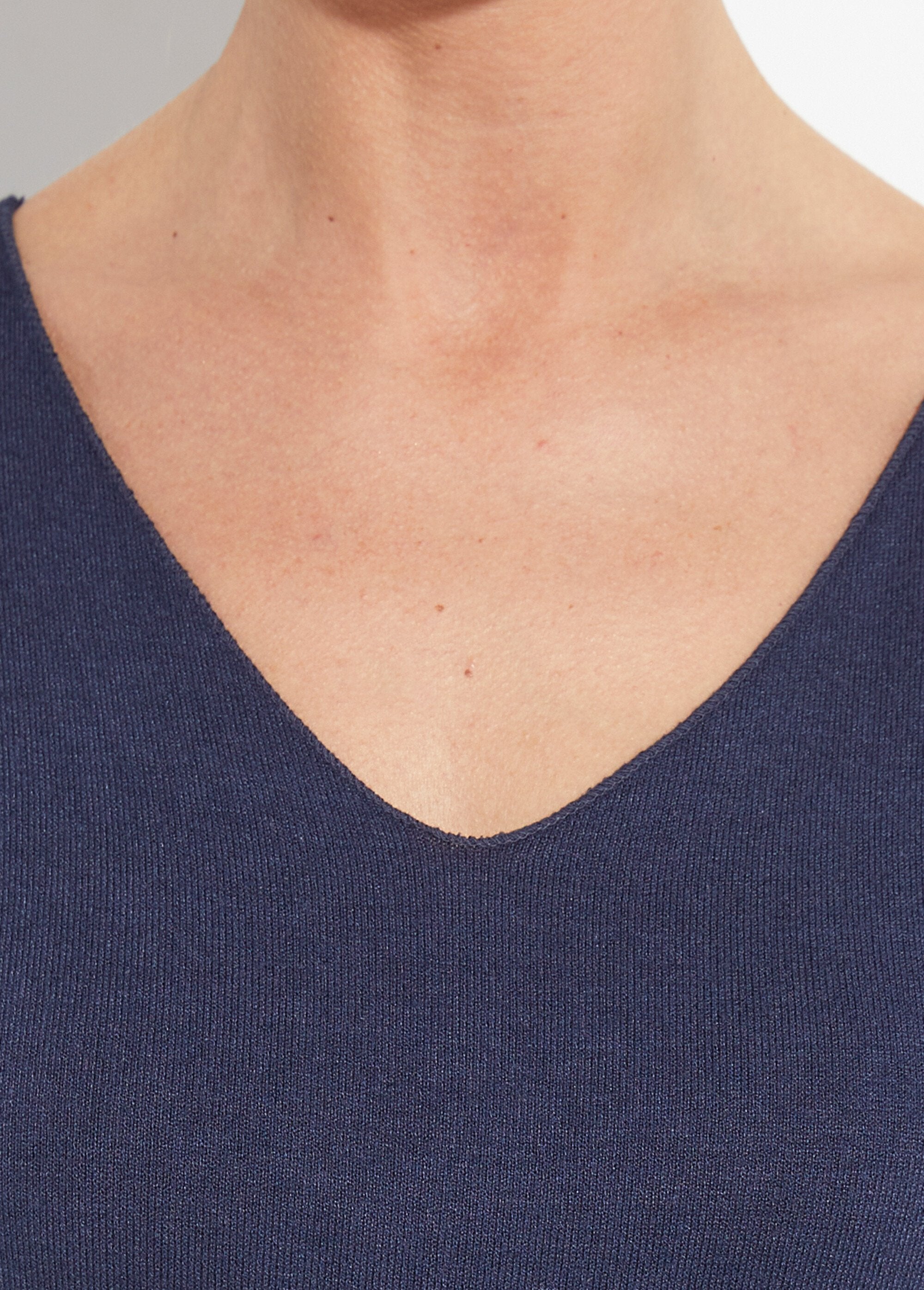 Maglione_sottile_in_angora_e_lana,_scollo_a_V_Marine_DE2_slim