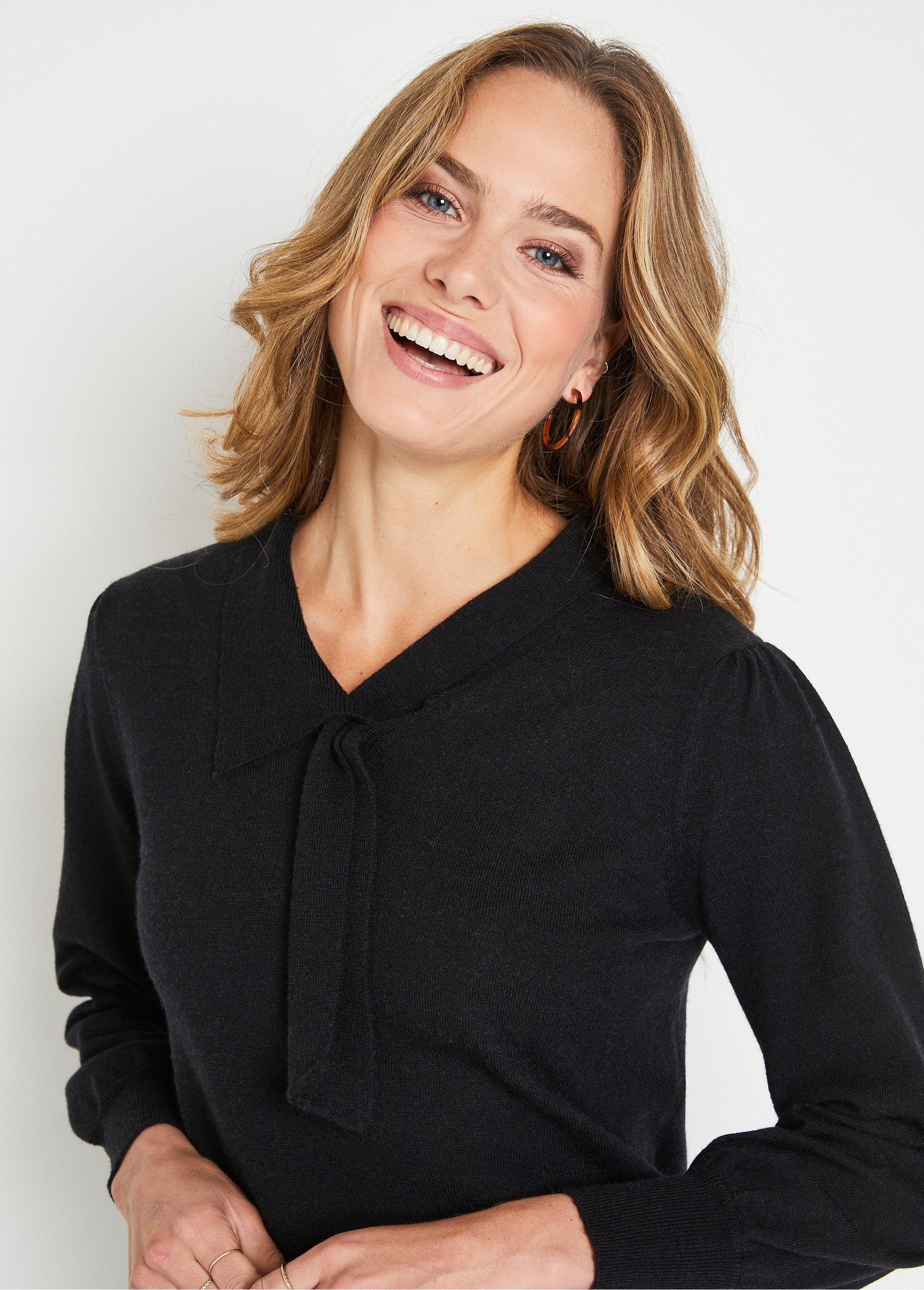 Maglia_in_misto_lana_con_collo_a_cravatta_Noir_DE1_slim