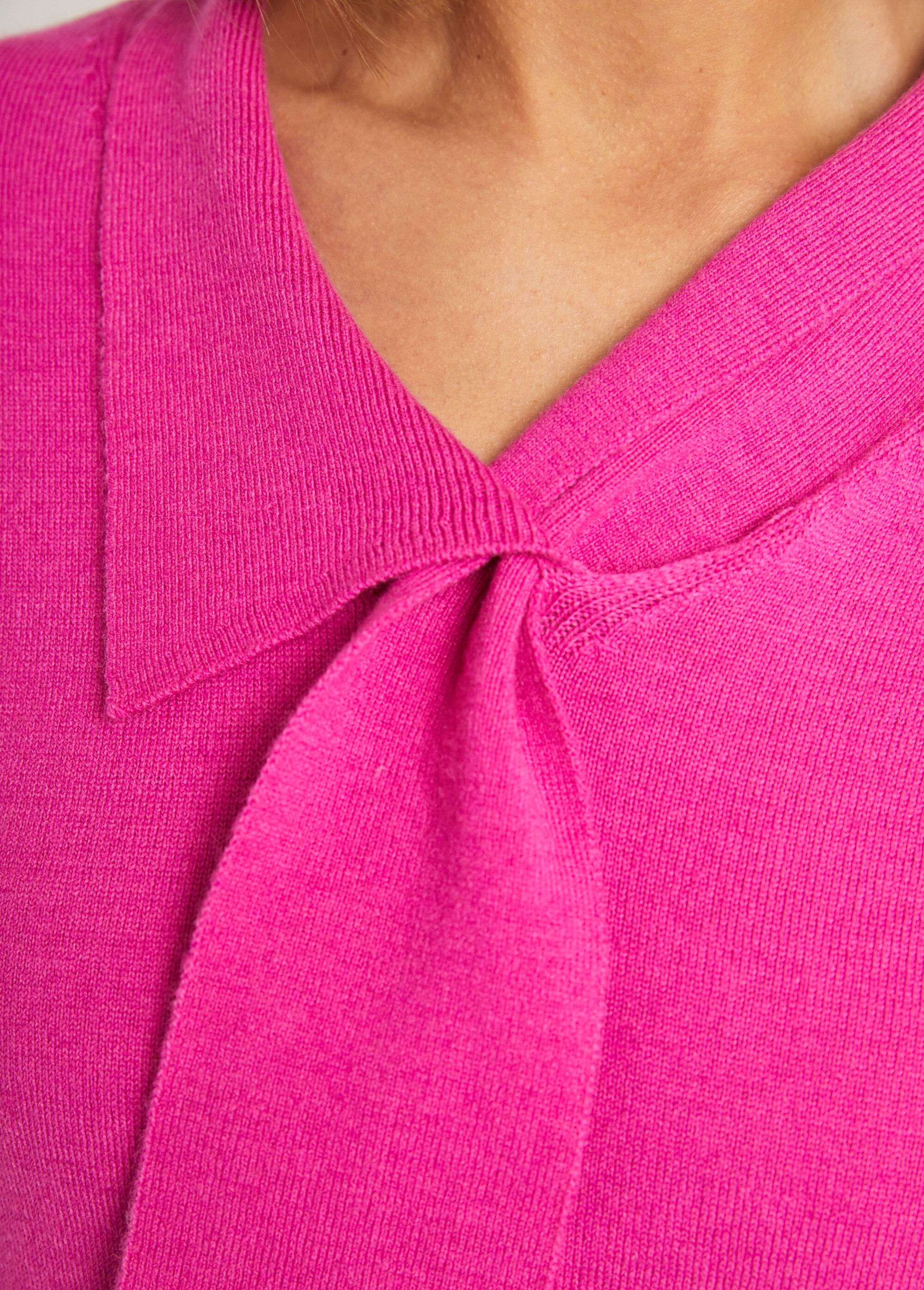Maglia_in_misto_lana_con_collo_a_cravatta_Fuchsia_DE3_slim