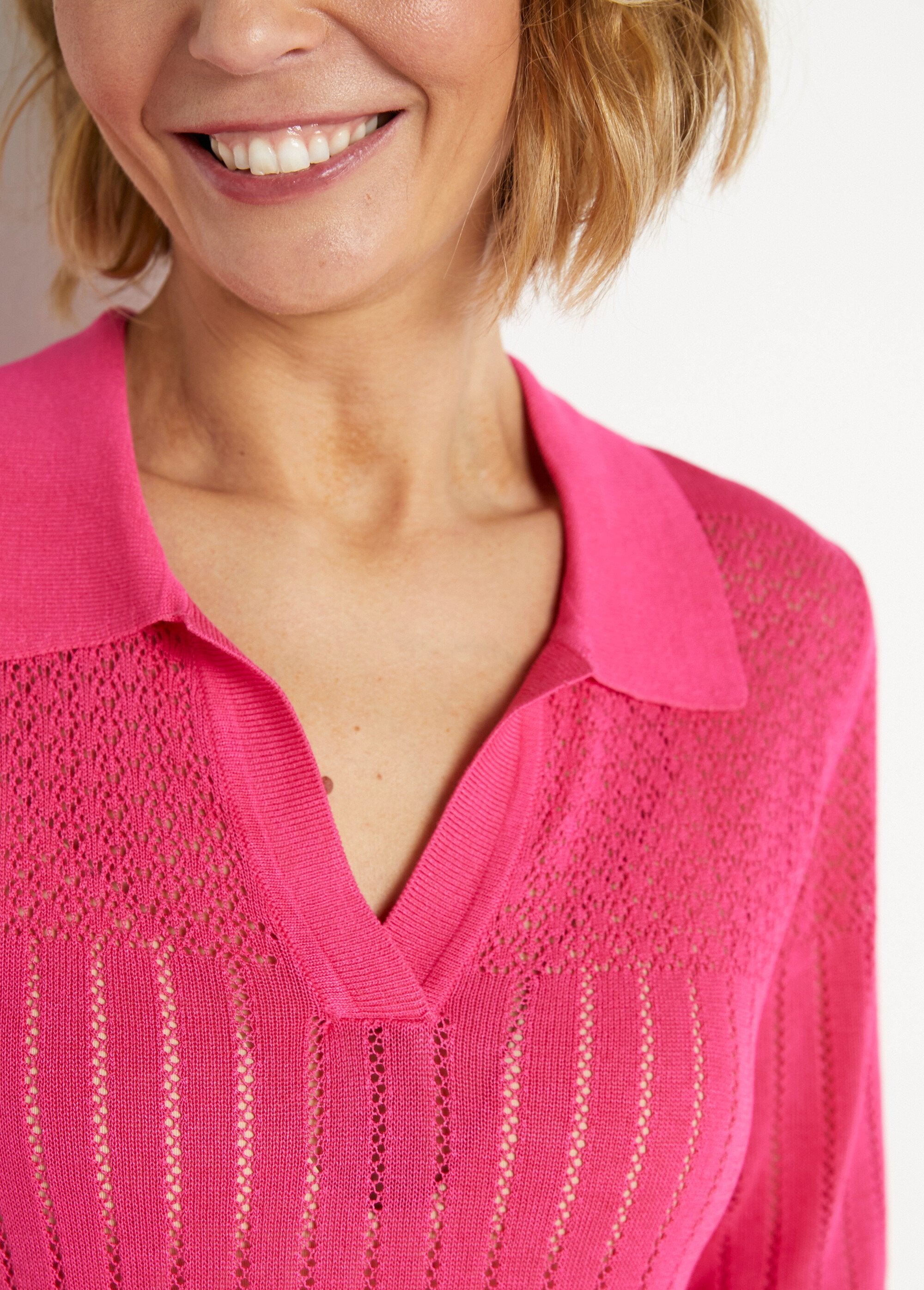 Maglione_sottile_traforato_con_scollo_a_polo_e_maniche_corte_Fuchsia_DE2_slim