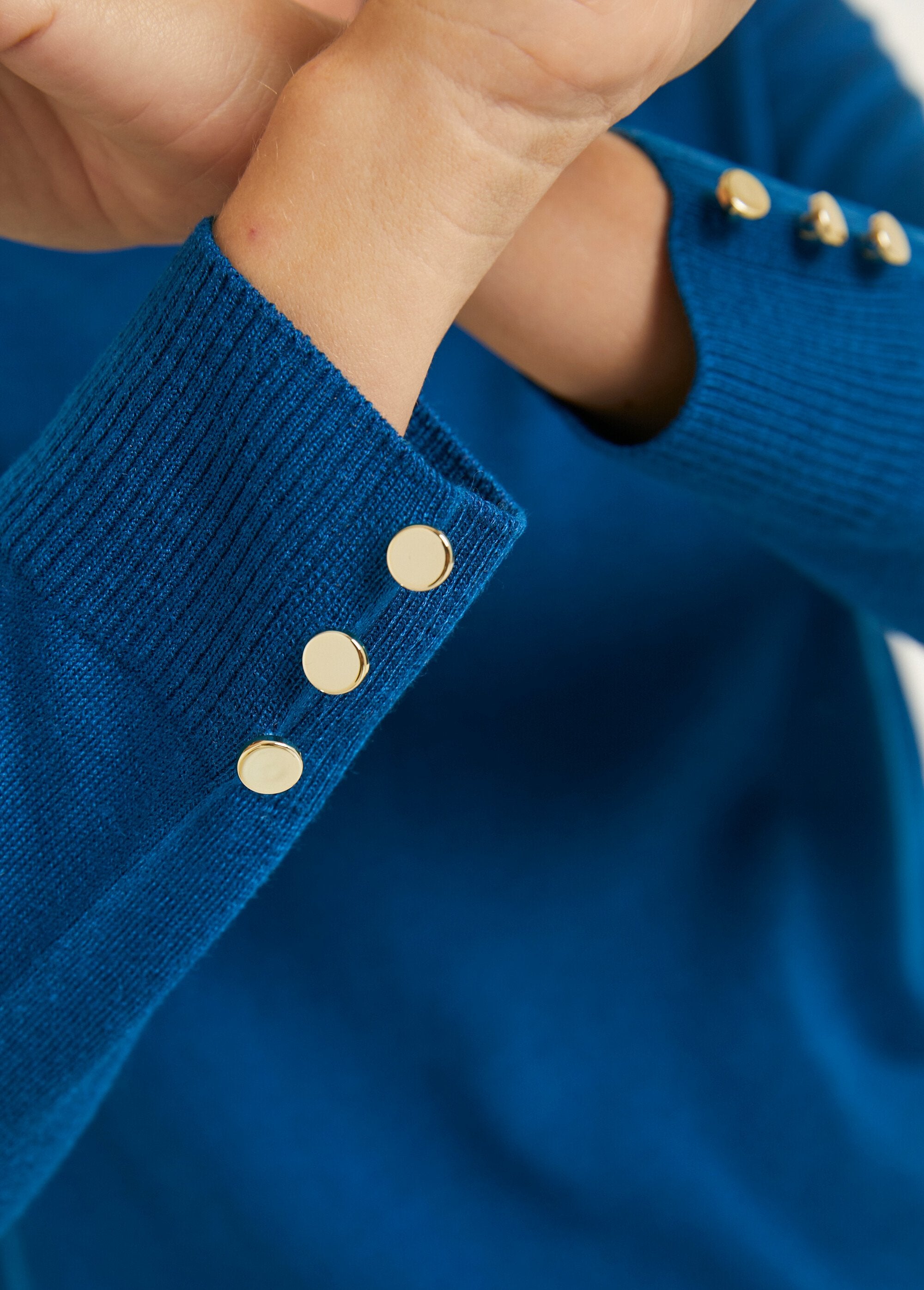 Maglione_sottile_in_jersey_tinta_unita_con_scollo_a_V_in_lana_merino_Canard_DE3_slim