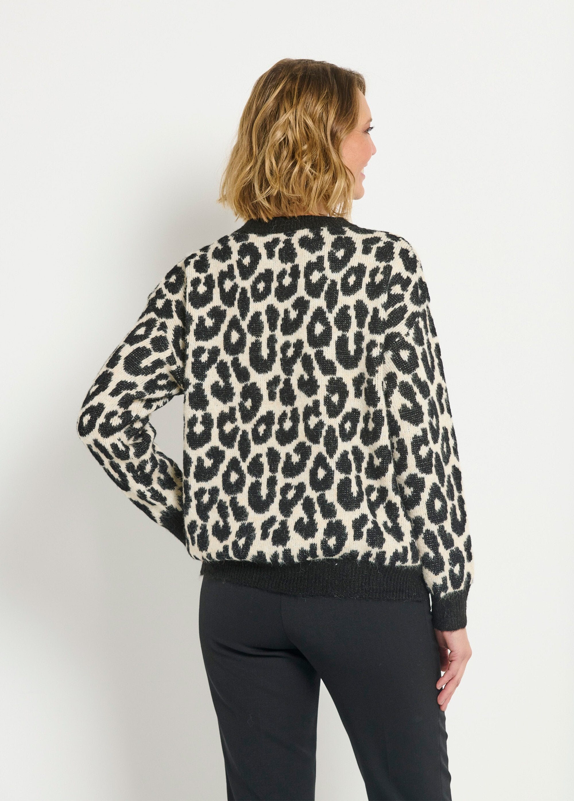Caldo_maglione_leopardato_con_scollo_rotondo_in_lana_Leopard_DO1_slim