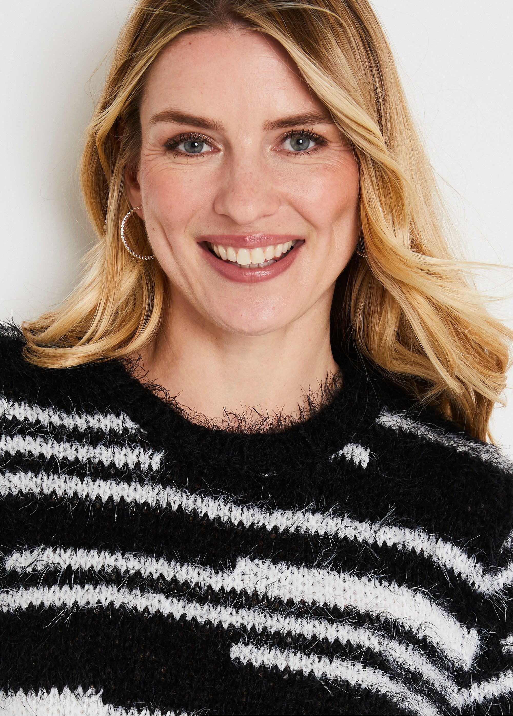 Maglione_in_maglia_morbida_effetto_peloso_Noir_et_ecru_DE1_slim