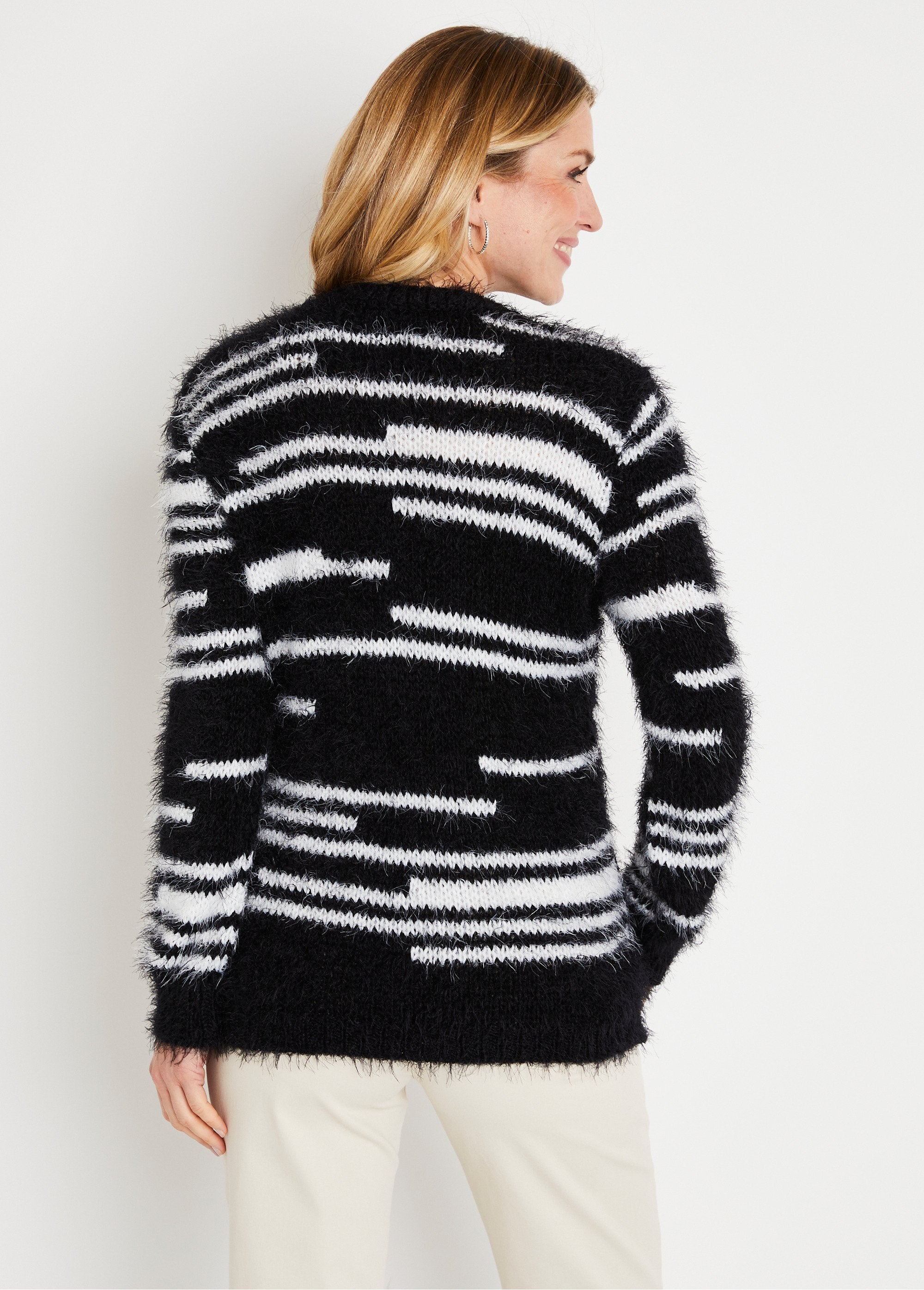 Maglione_in_maglia_morbida_effetto_peloso_Noir_et_ecru_DO1_slim