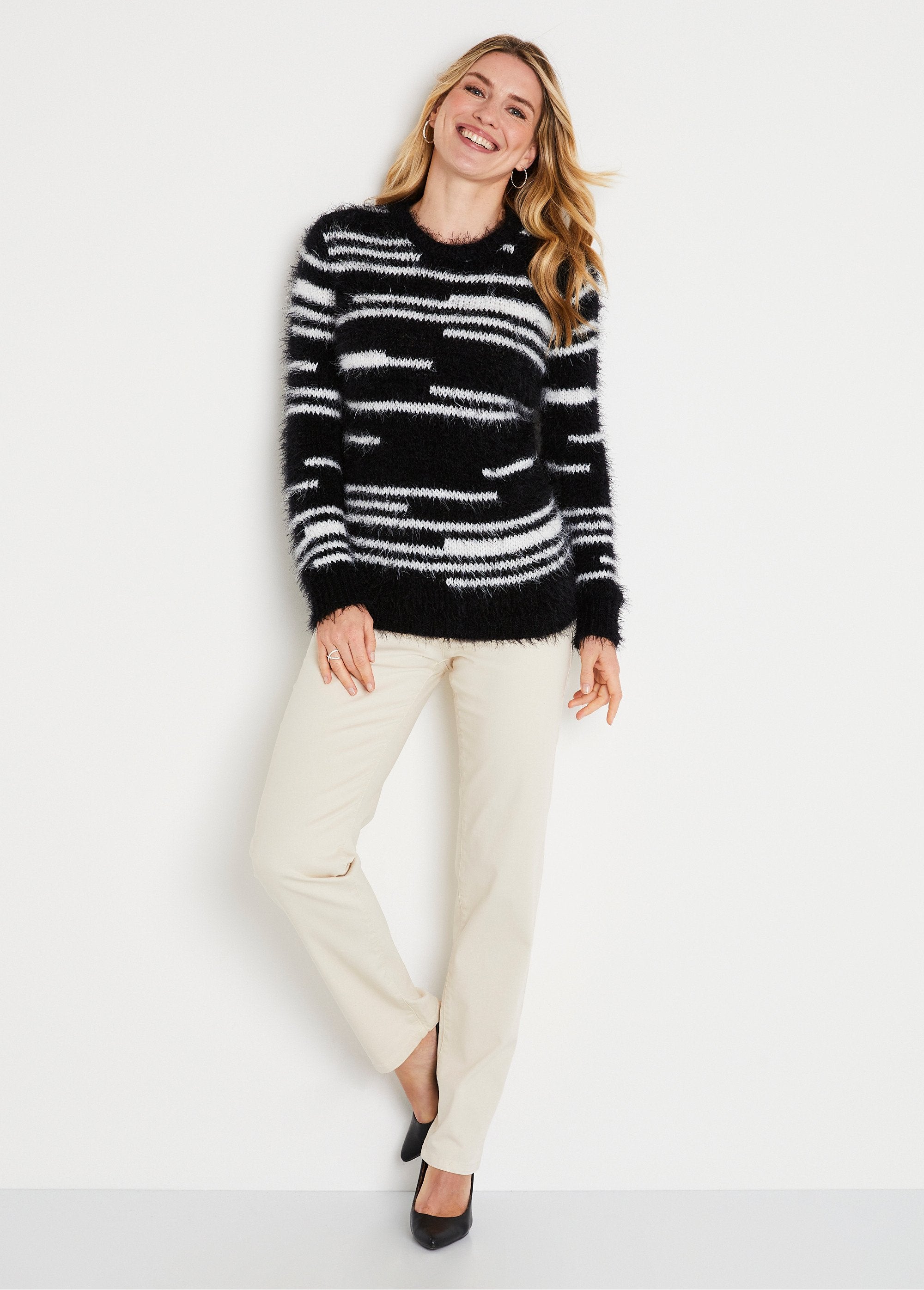 Maglione_in_maglia_morbida_effetto_peloso_Noir_et_ecru_SF1_slim