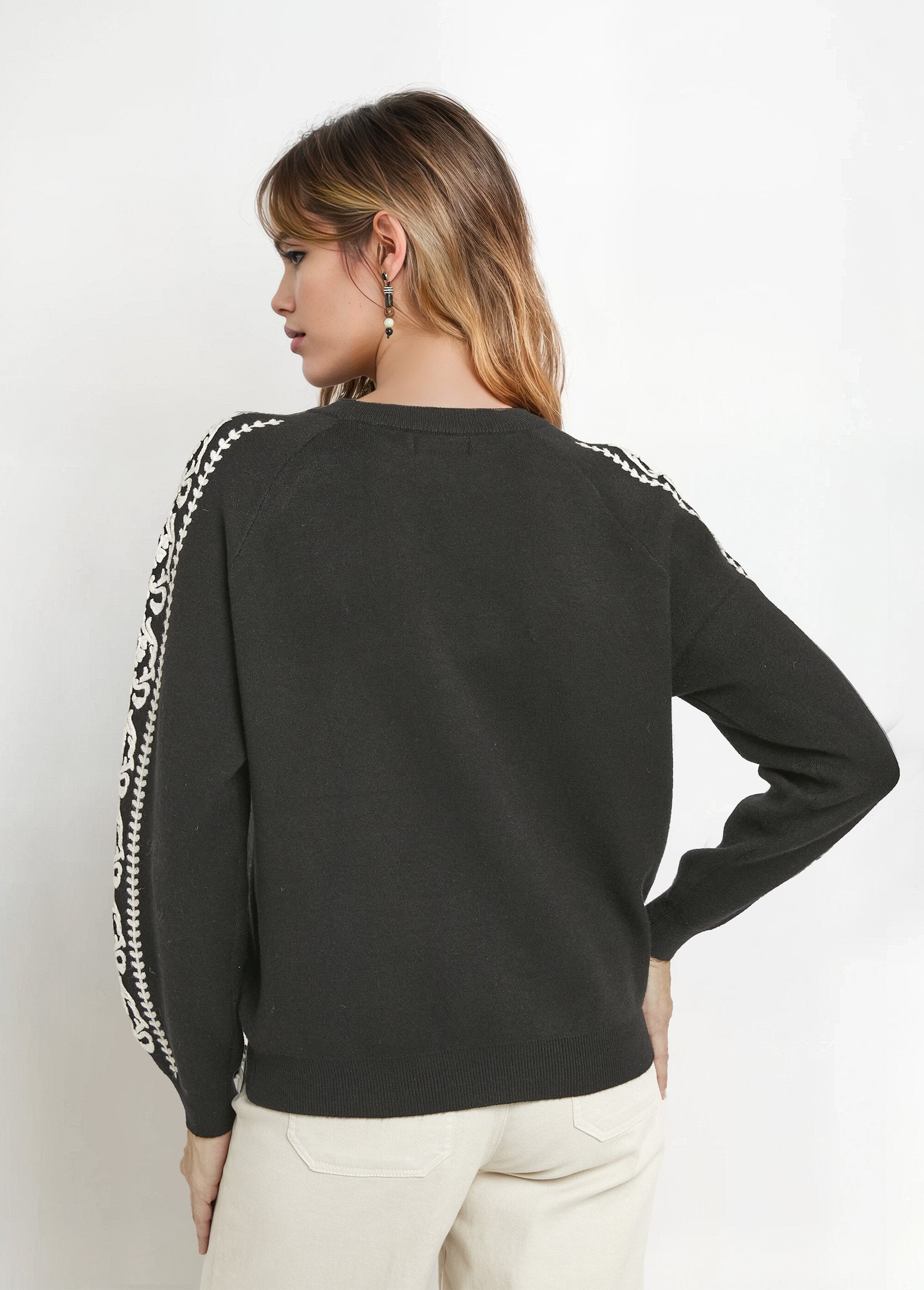 Maglia_a_maglia_grossa_con_maniche_ricamate_Noir_DO1_slim