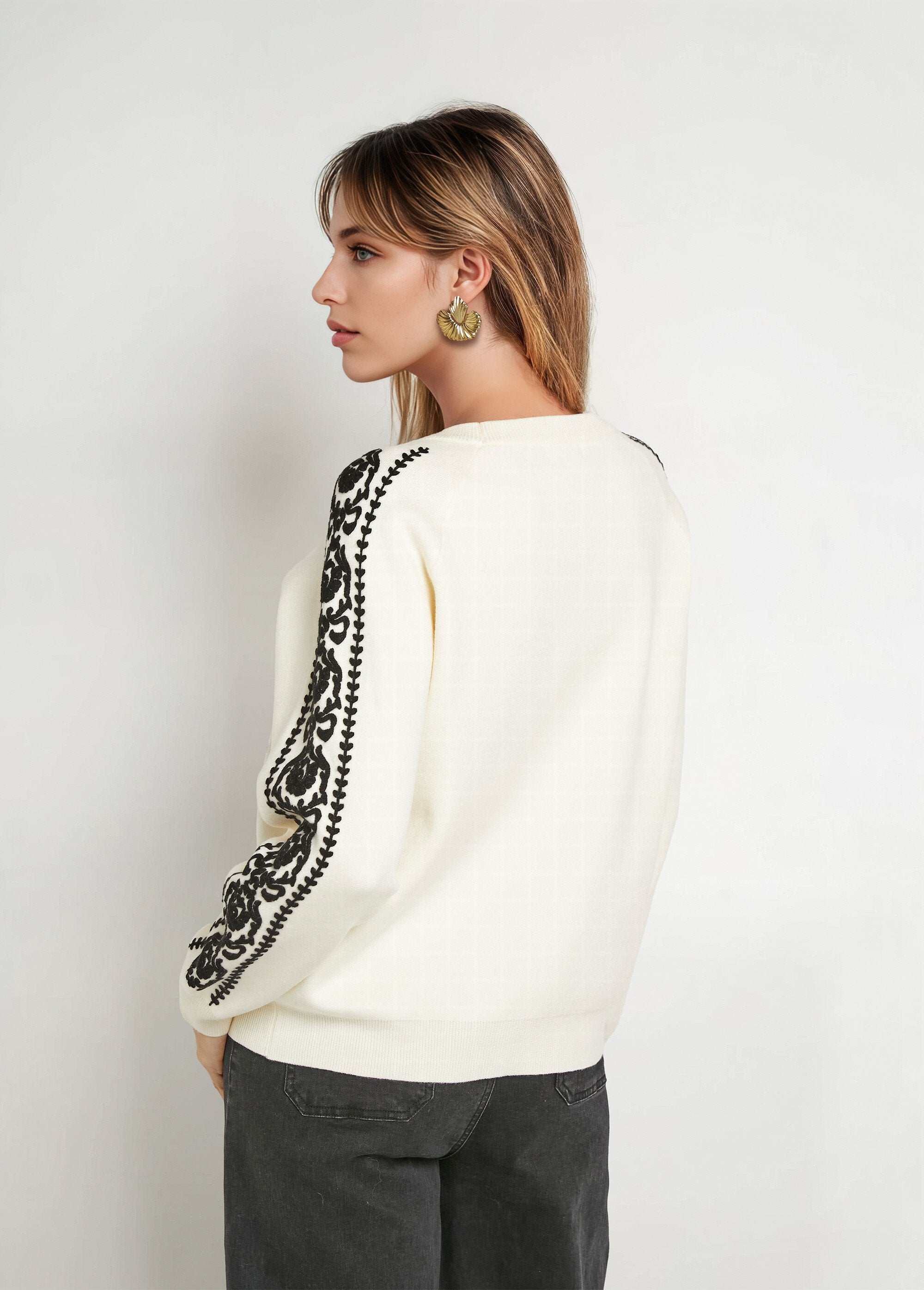 Maglia_a_maglia_grossa_con_maniche_ricamate_Ecru_DO1_slim
