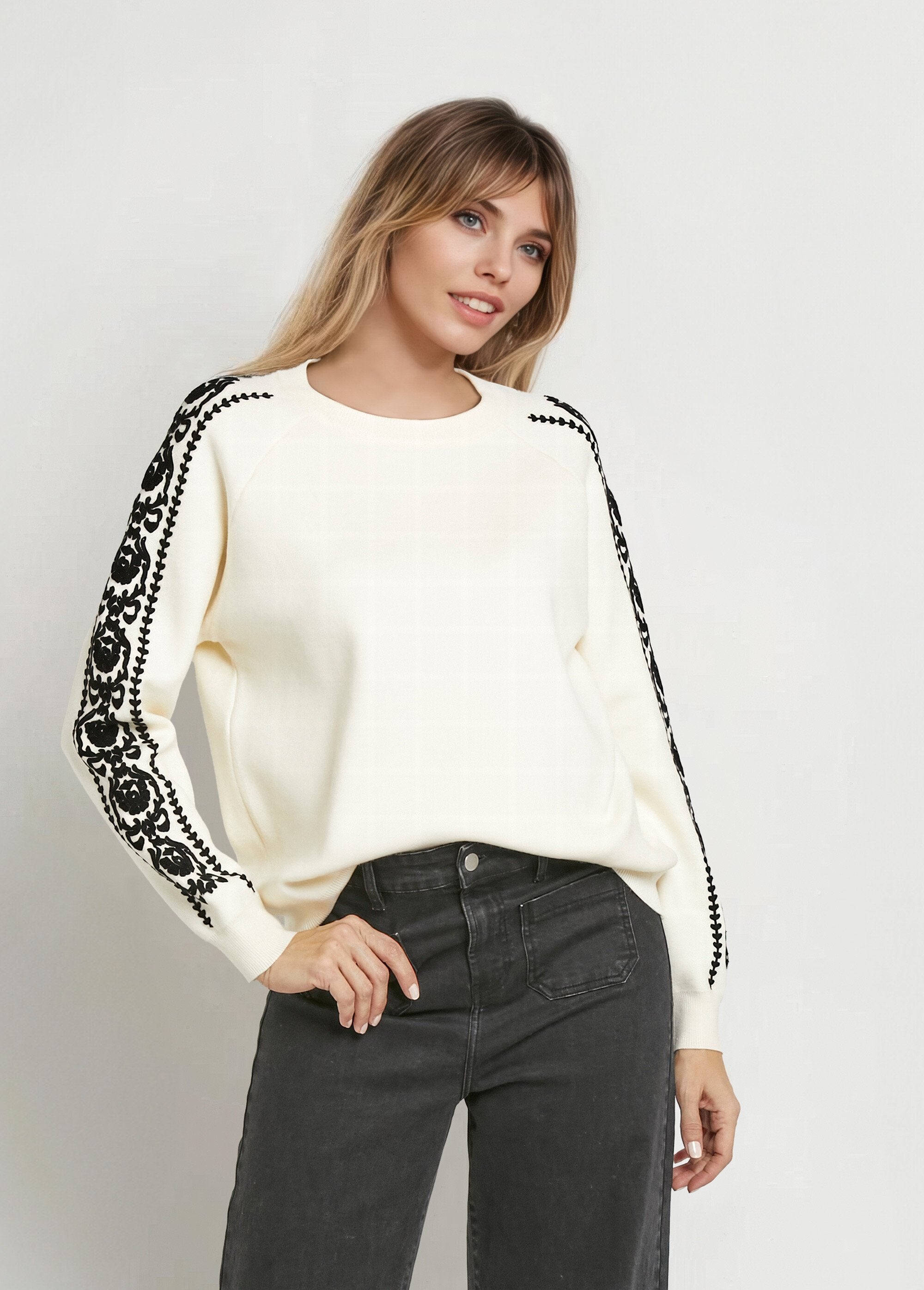 Maglia_a_maglia_grossa_con_maniche_ricamate_Ecru_FA1_slim
