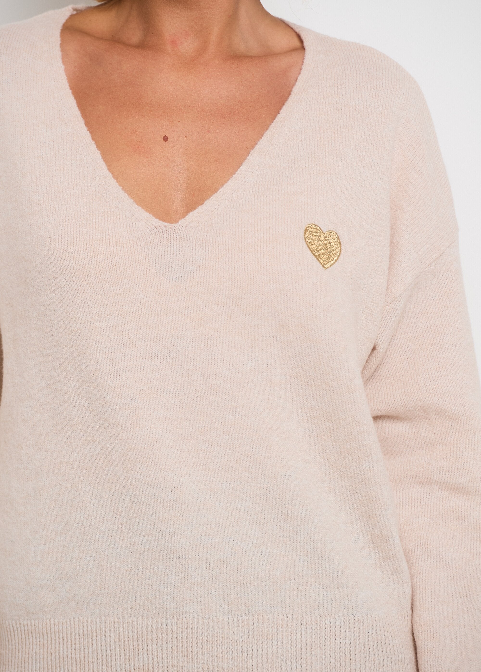 Maglia_a_maniche_lunghe_con_ricamo_a_cuore_Beige_DE2_slim