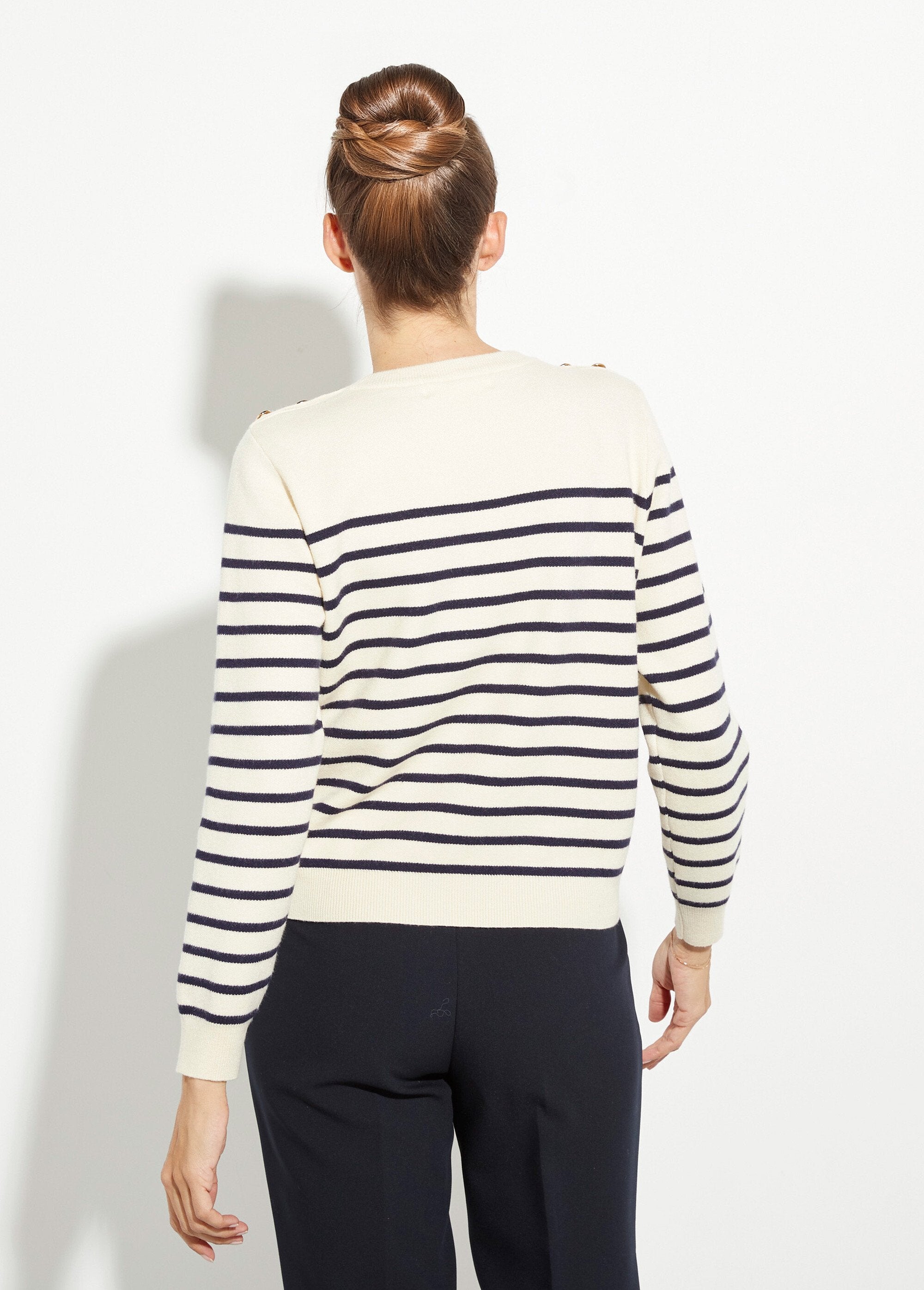 Maglia_a_righe_spesse_con_bottoni_sulle_spalle_Ecru_raye_marine_DO1_slim