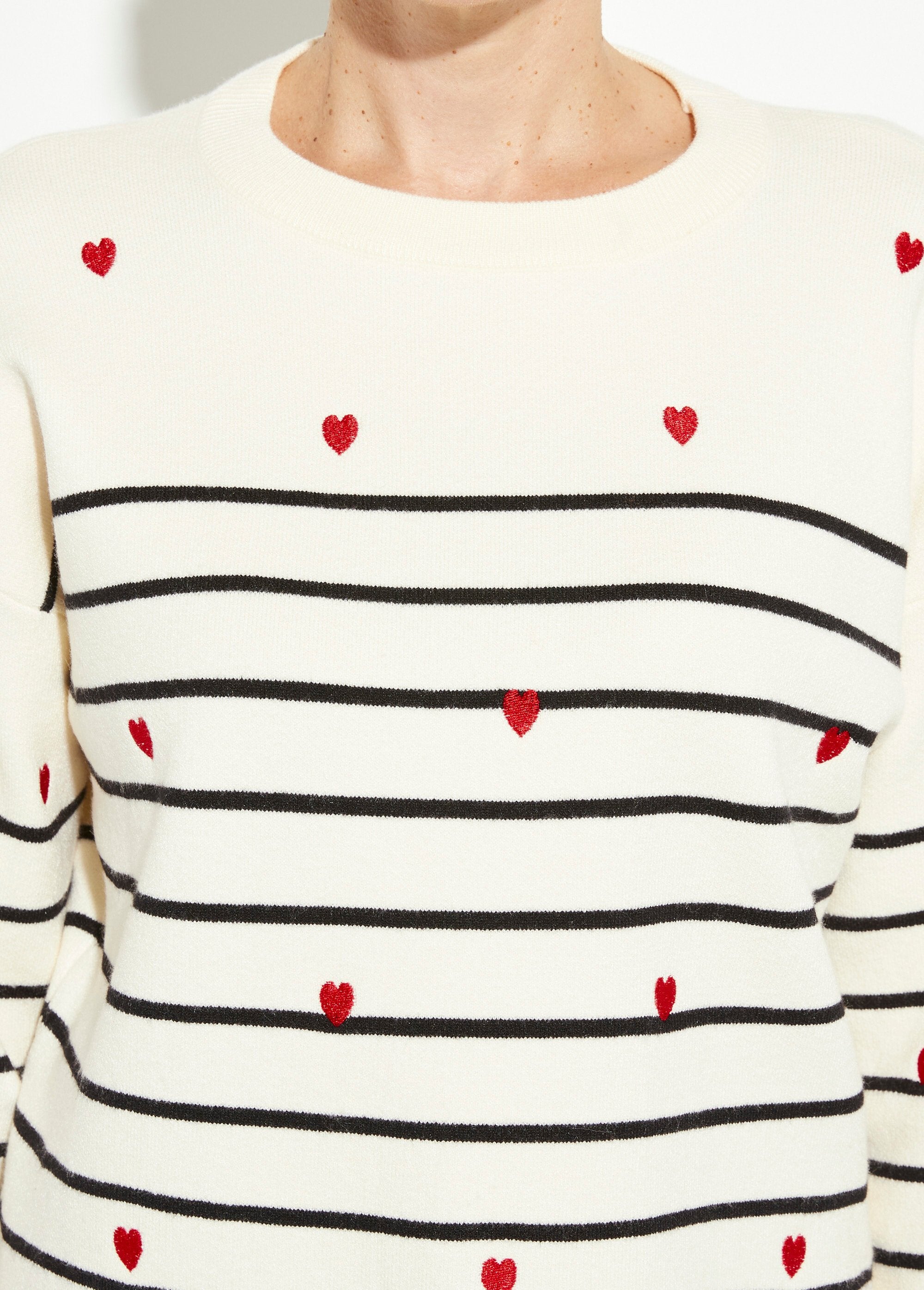 Maglia_a_righe_marinare_e_cuore,_collo_rotondo_Ecru_raye_marine_DE1_slim