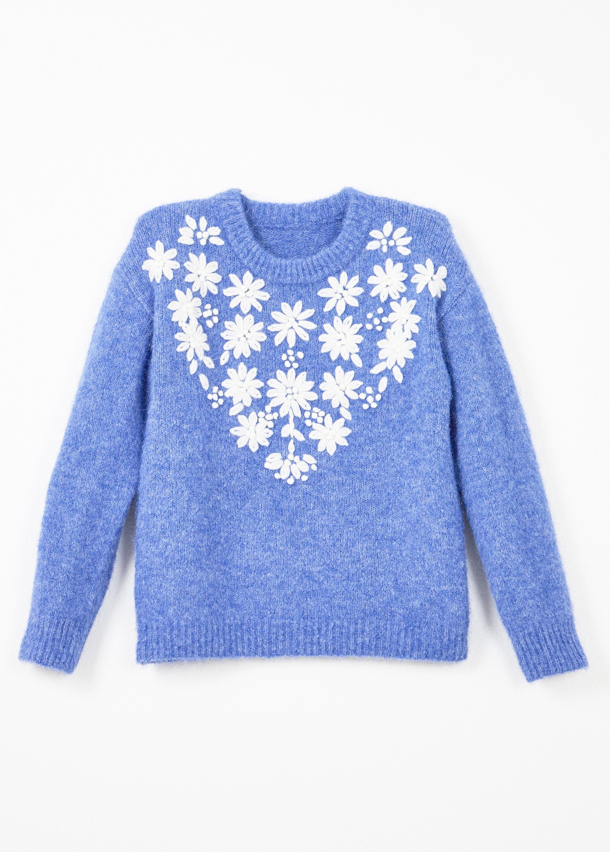 Morbido_maglione_a_girocollo_con_fiori_ricamati_Bleu_AP1_slim