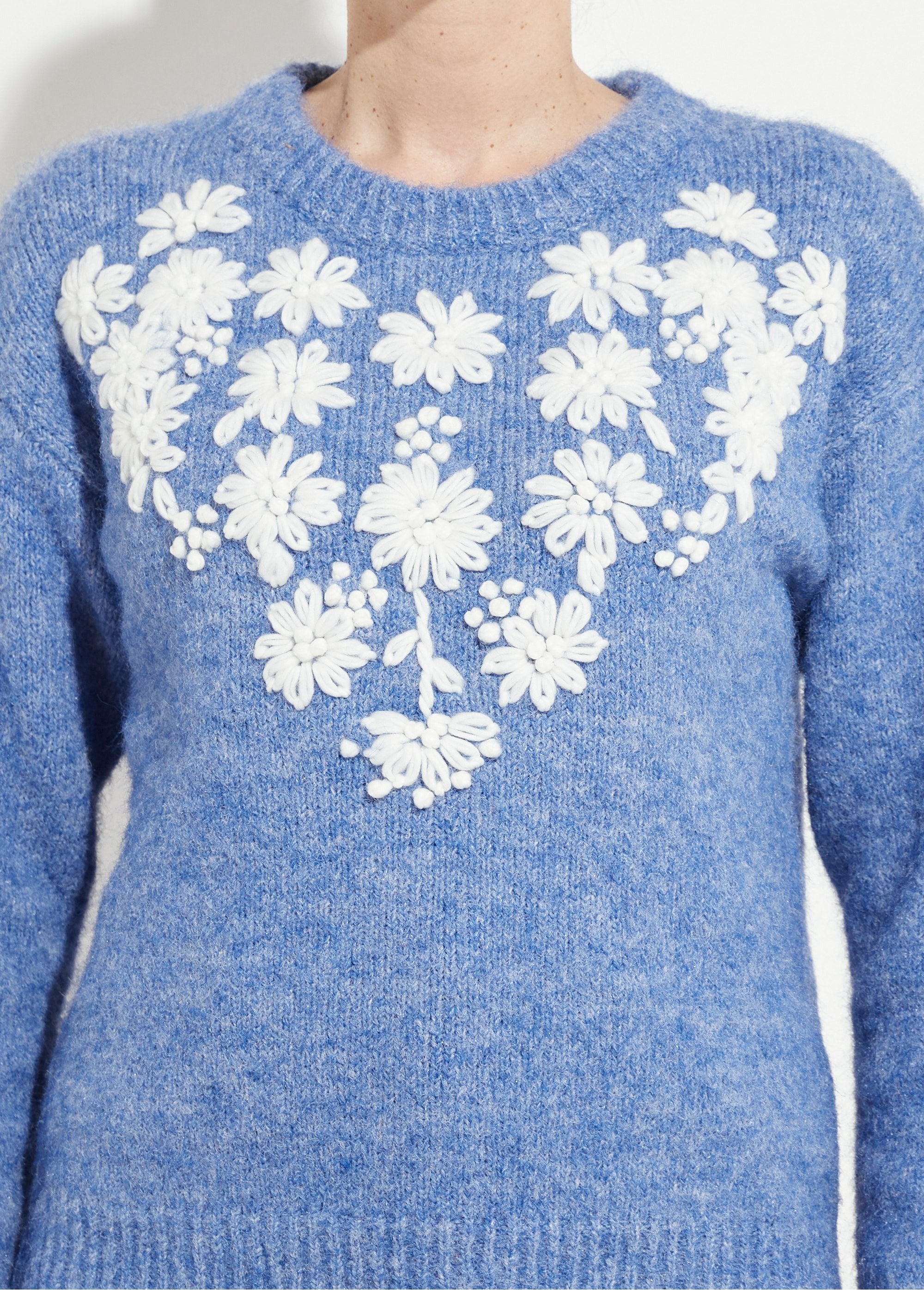 Morbido_maglione_a_girocollo_con_fiori_ricamati_Bleu_DE1_slim