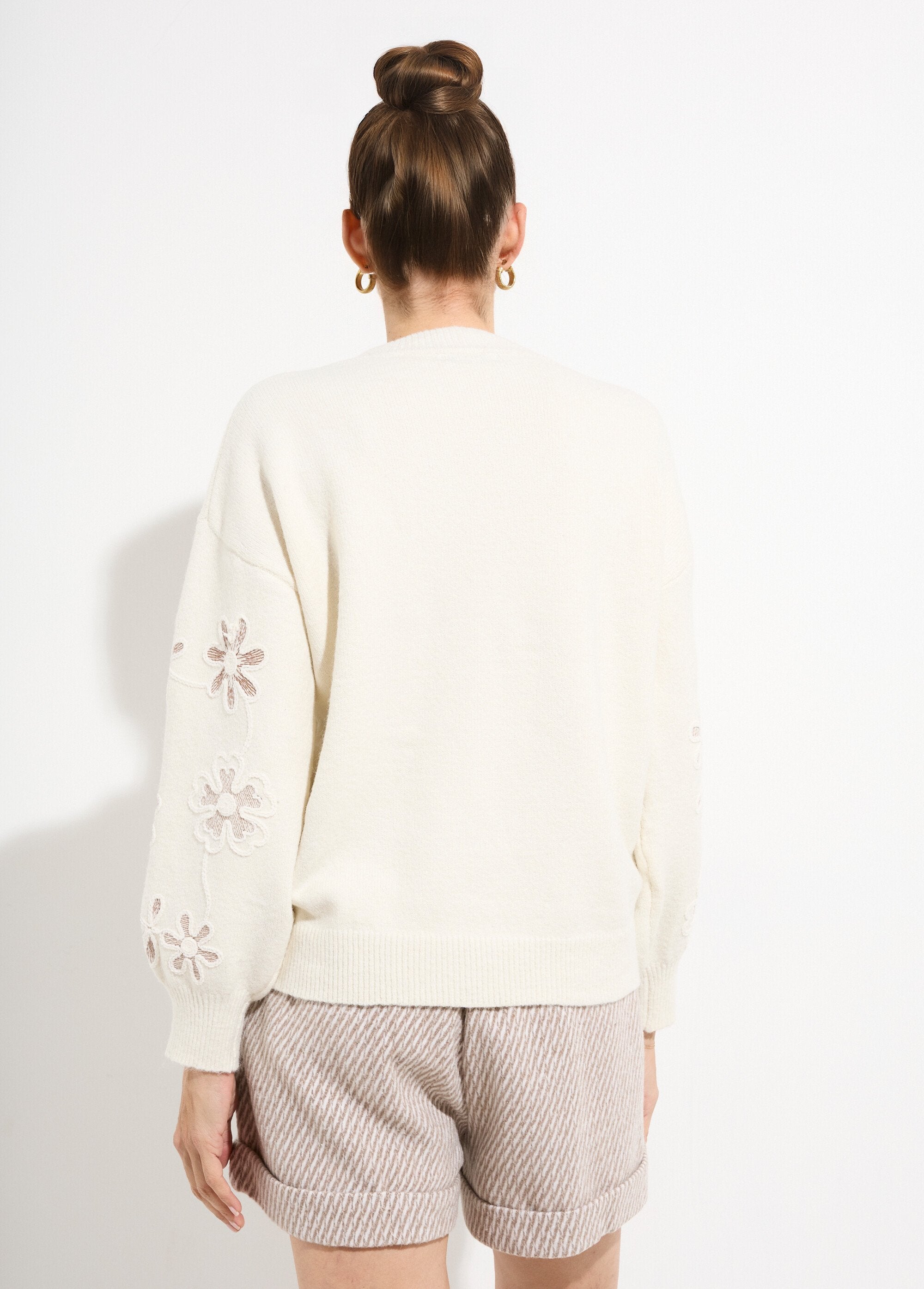 Maglia_alta_con_fiori_ricamati_Beige_DO1_slim