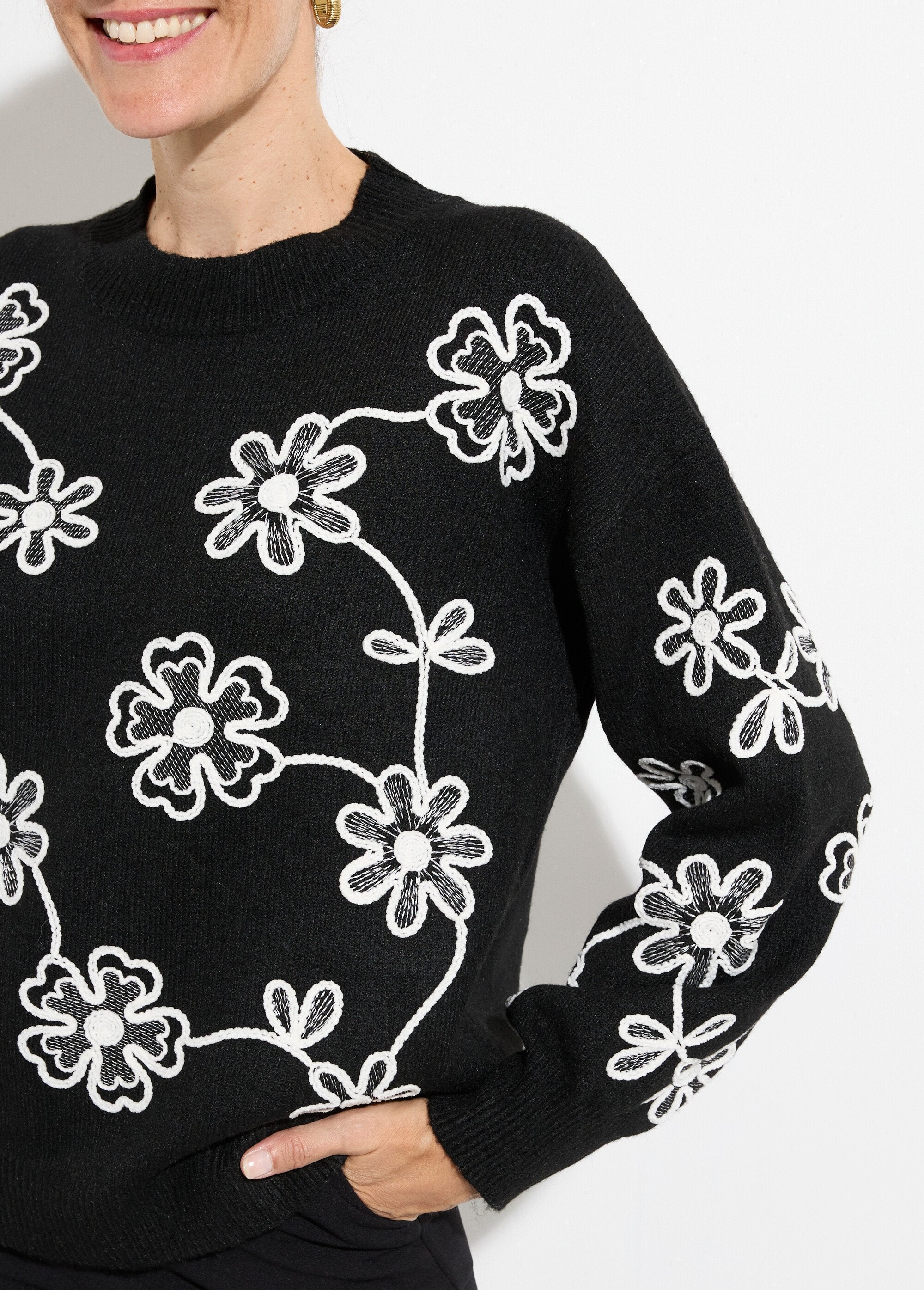Maglia_alta_con_fiori_ricamati_Noir_DE1_slim
