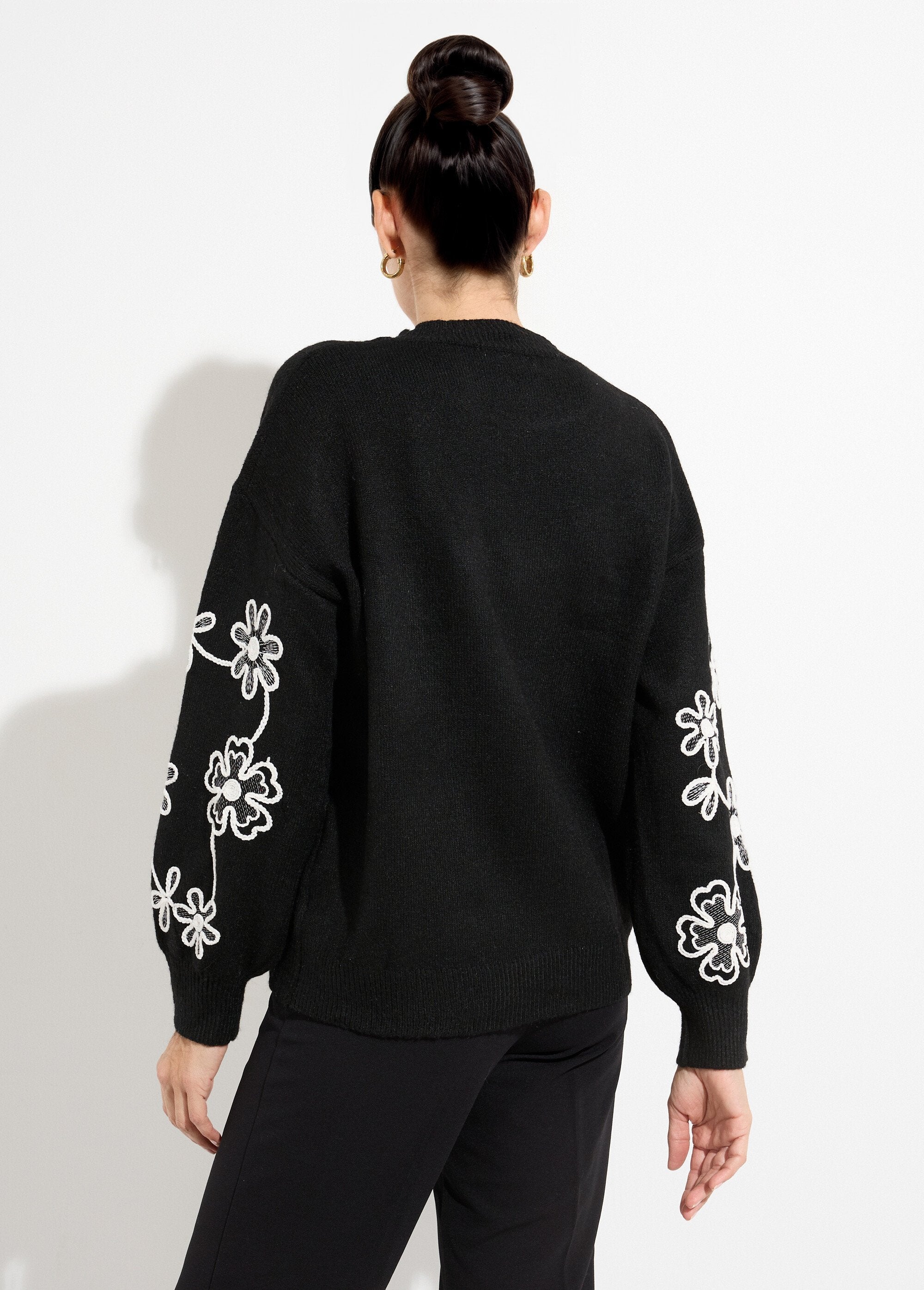 Maglia_alta_con_fiori_ricamati_Noir_DO1_slim
